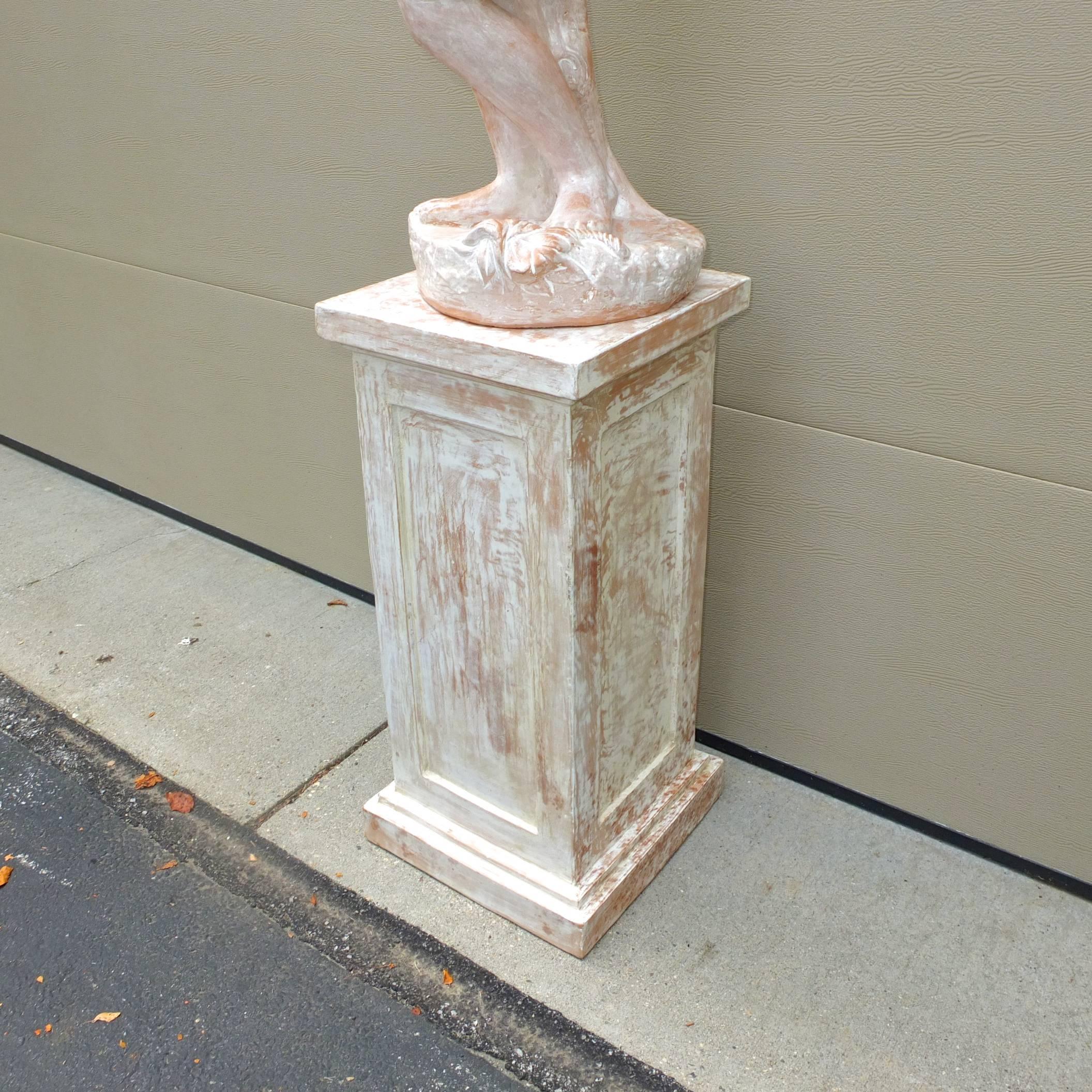 Statue de femme sur socle en terre cuite Excellent état - En vente à Hanover, MA