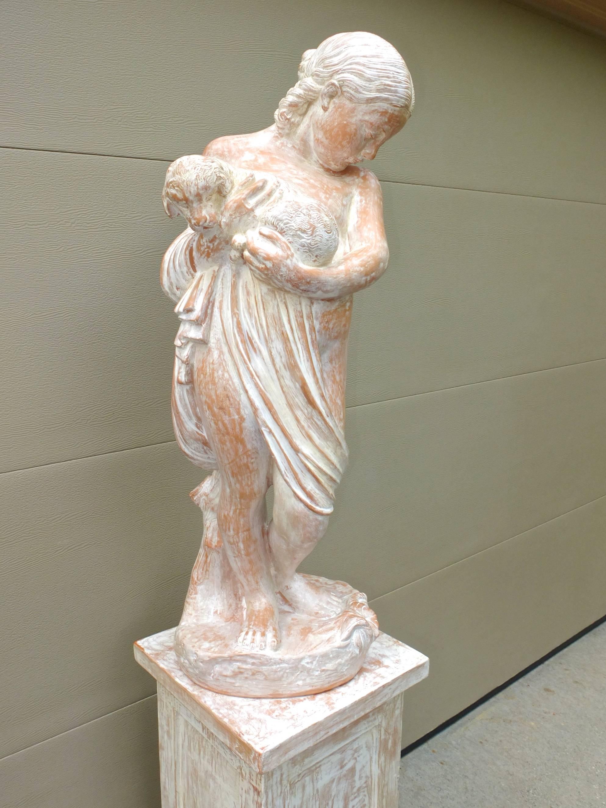 Terre cuite Statue de femme sur socle en terre cuite en vente