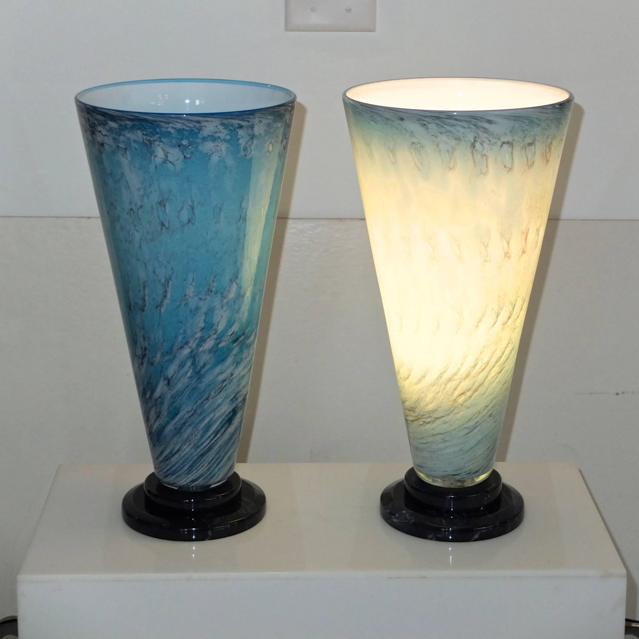 Großformatige, mundgeblasene, kegelförmige Kunstglaslampen auf runden, schwarzen, abgestuften Marmorsockeln, hergestellt von Glass Light Studio, signiert 1989. Die V-lite hat eine Fassung für eine dimmbare Standard-Glühbirne mit bis zu 100 Watt. Mit