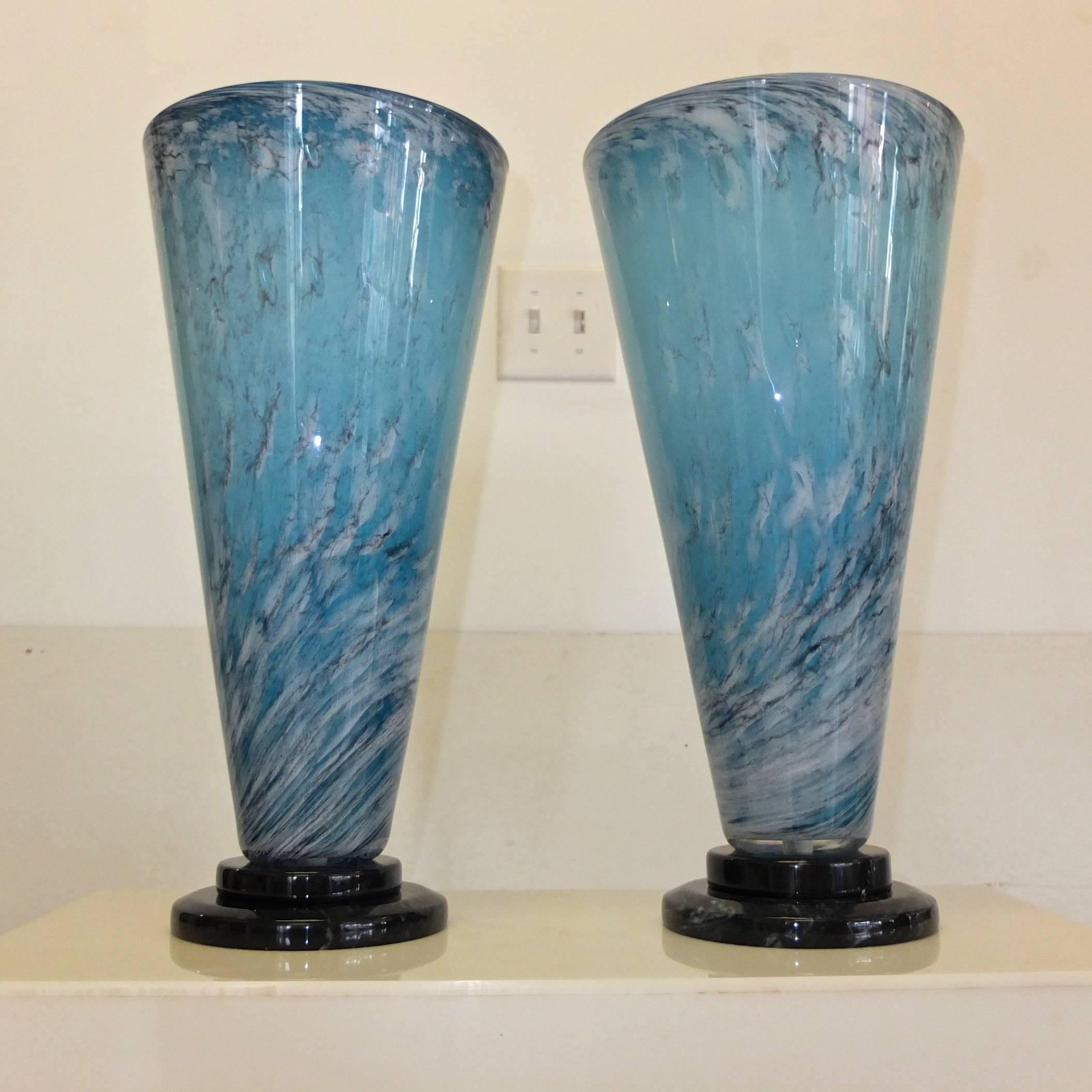 Türkisblaue V Lite-Lampen aus Kunstglas, signiert 1989, Paar (Postmoderne) im Angebot