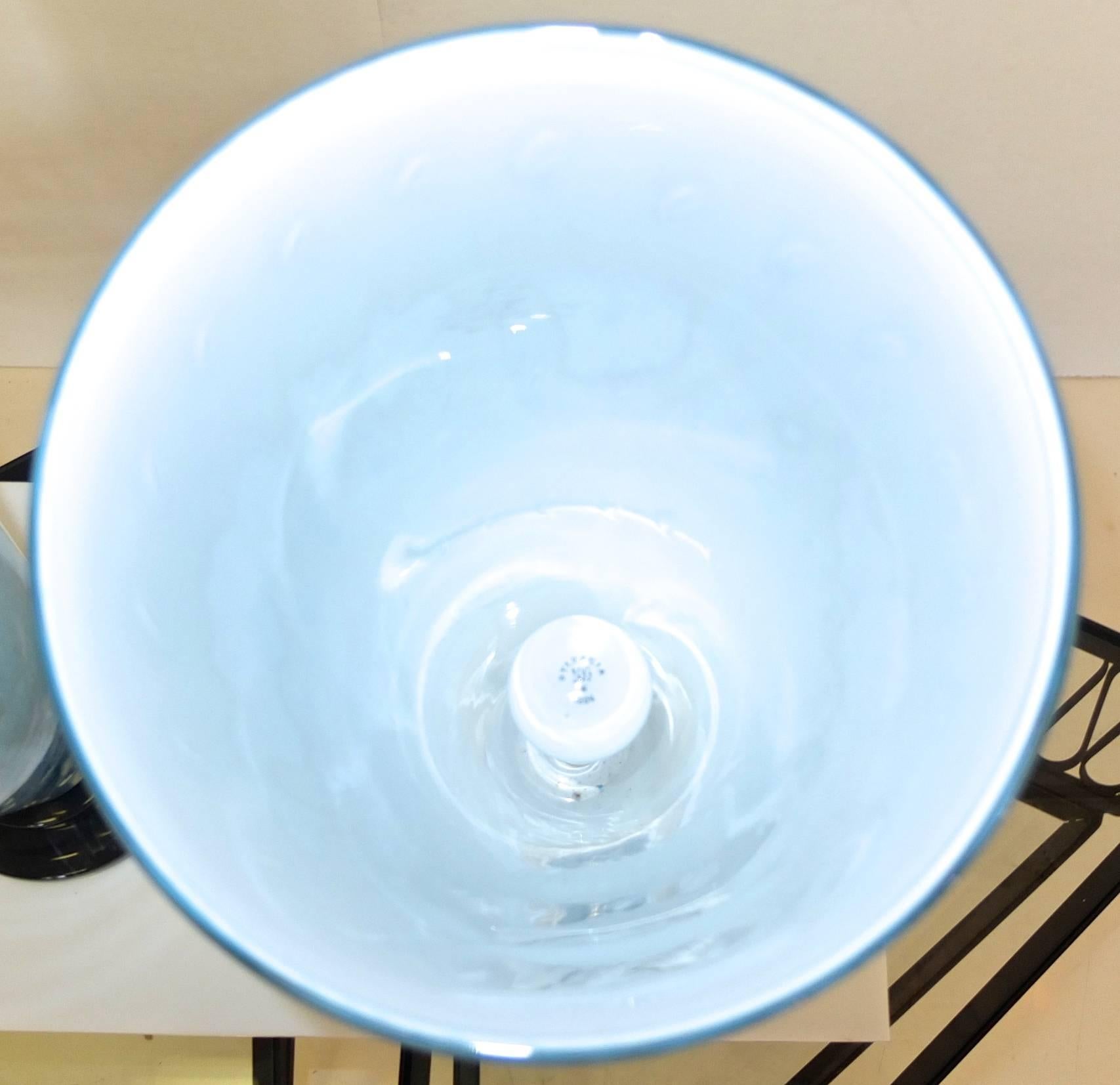 Türkisblaue V Lite-Lampen aus Kunstglas, signiert 1989, Paar im Zustand „Hervorragend“ im Angebot in Hanover, MA