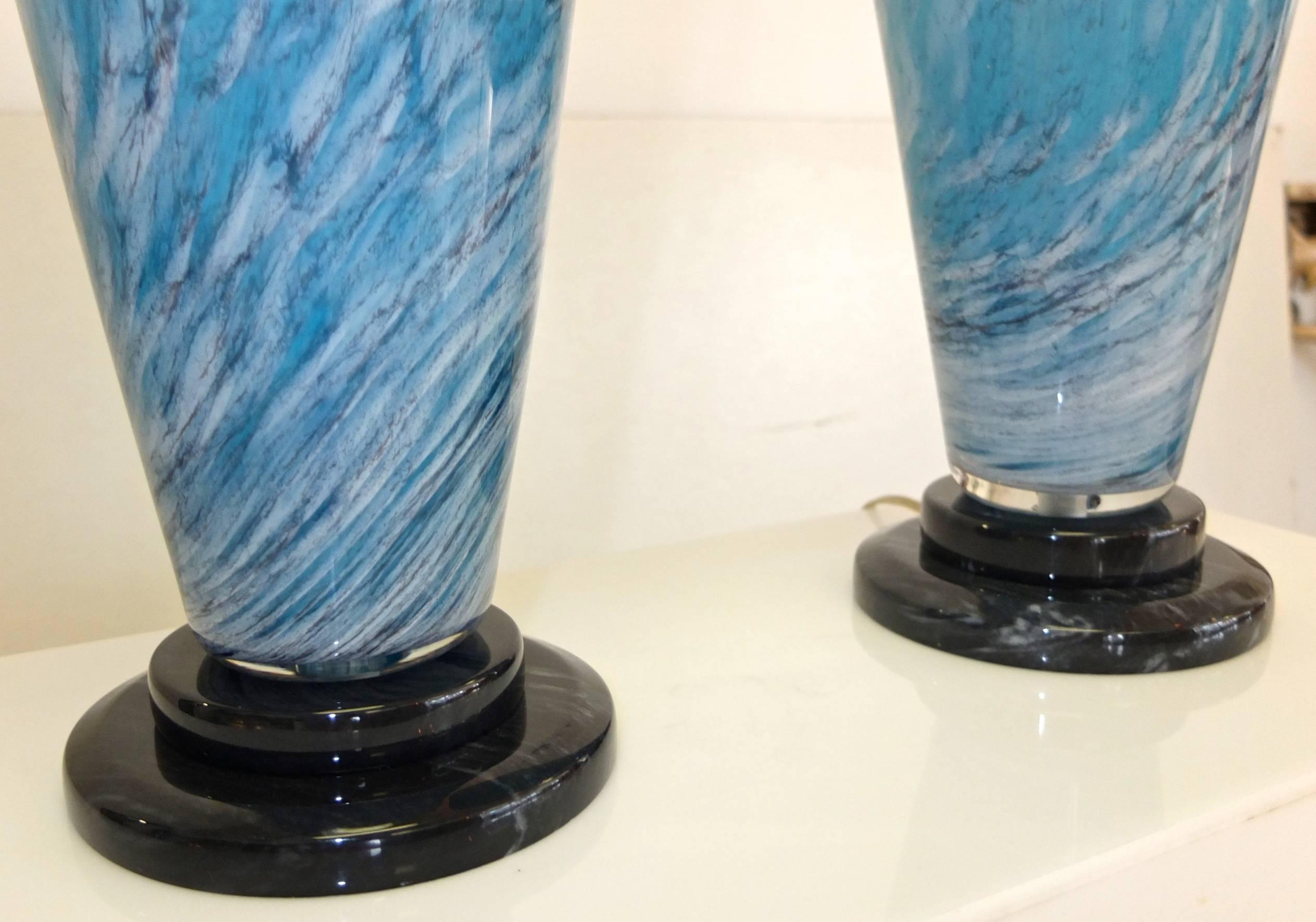 Türkisblaue V Lite-Lampen aus Kunstglas, signiert 1989, Paar (Glaskunst) im Angebot