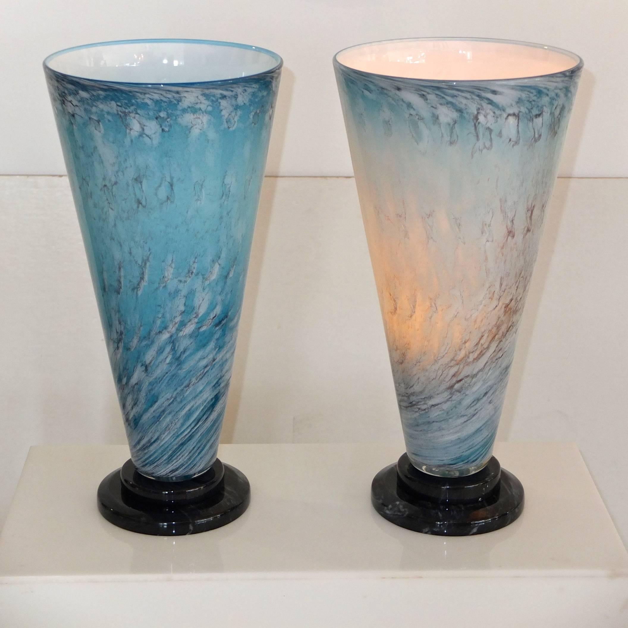 Türkisblaue V Lite-Lampen aus Kunstglas, signiert 1989, Paar im Angebot 1