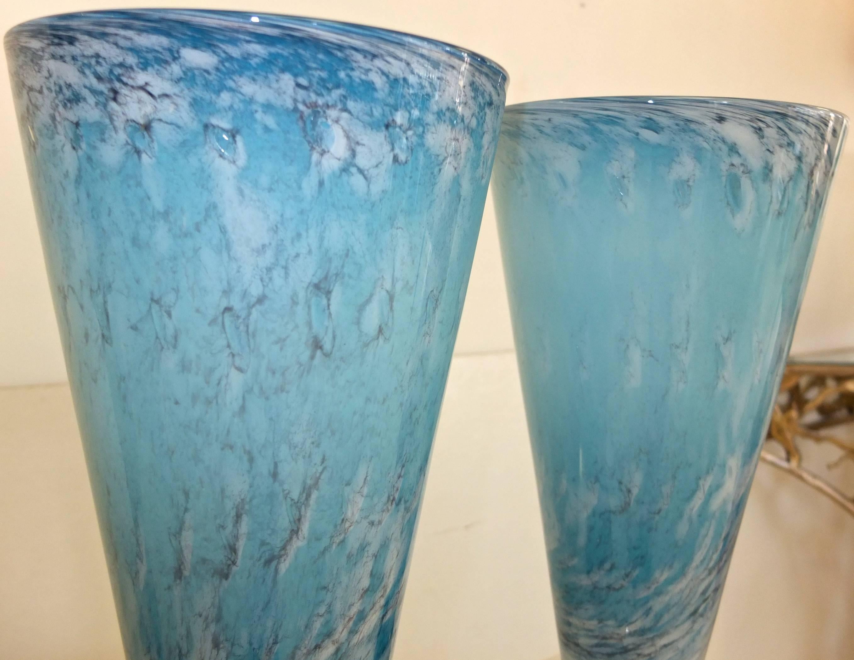 Türkisblaue V Lite-Lampen aus Kunstglas, signiert 1989, Paar im Angebot 2