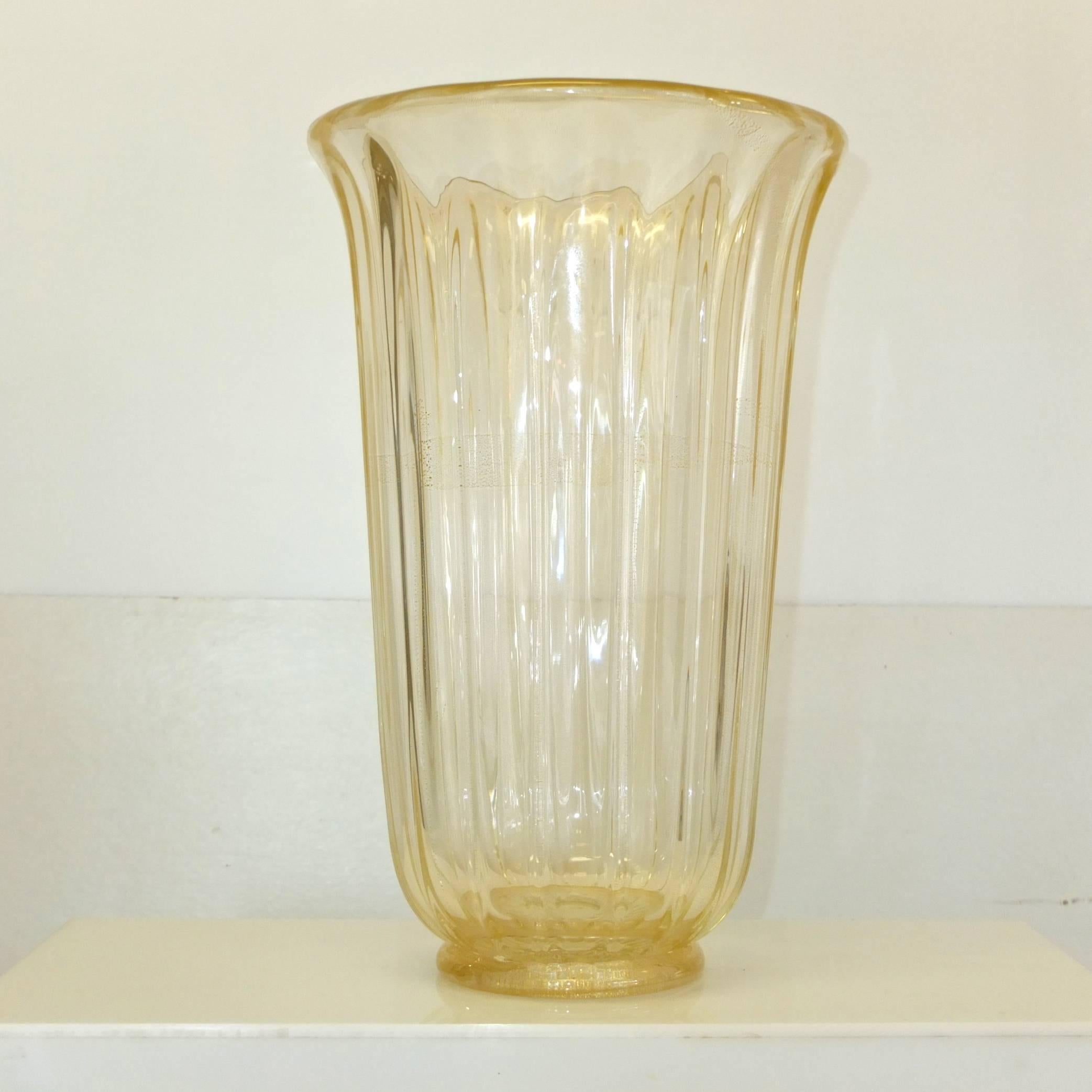 Seguso Vetri d'Arte Flower Vase with Gold Flecks In Excellent Condition For Sale In Hanover, MA