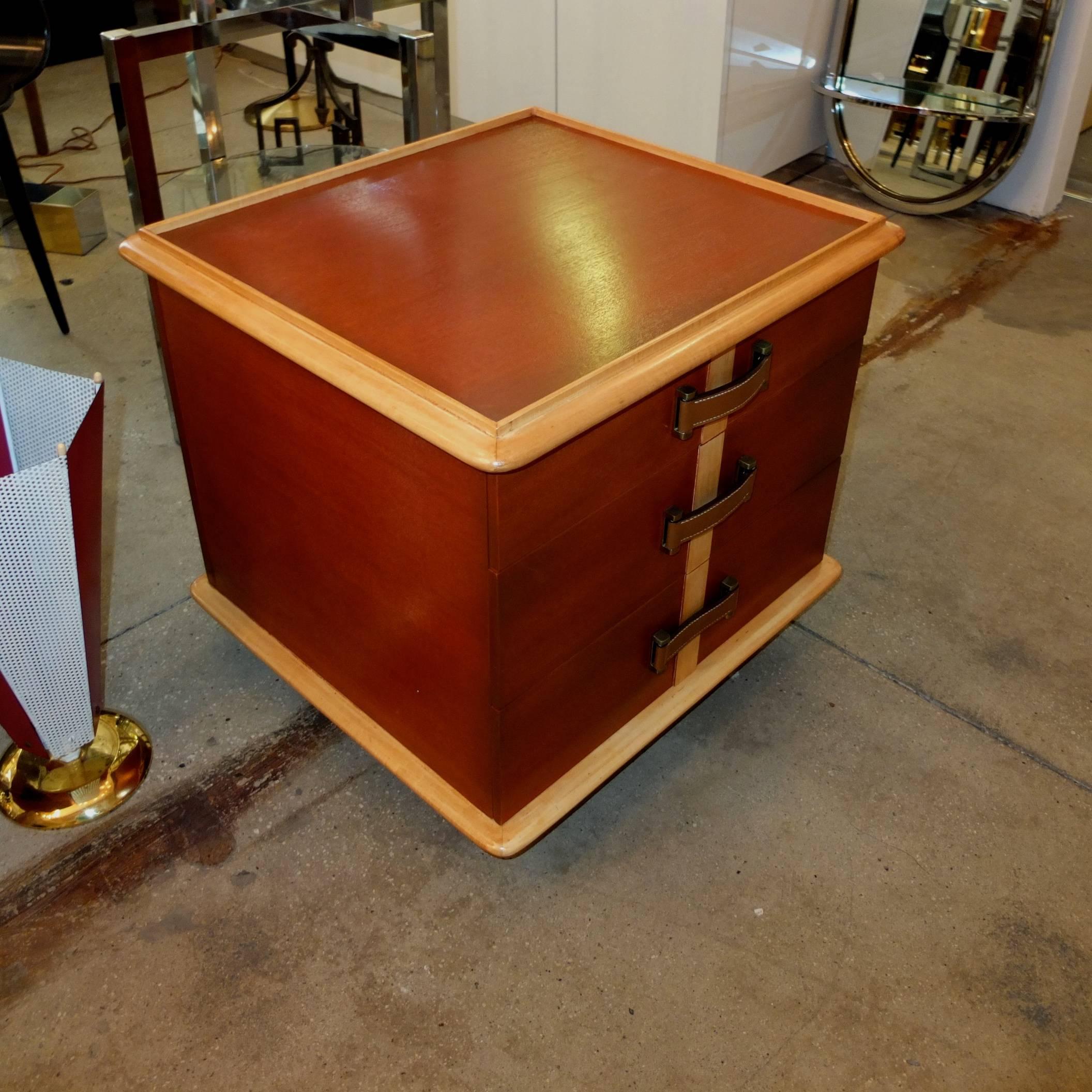 Drei-Schubladen-Kommode „Station Wagon“ von Paul Frankl für Johnson Furniture im Zustand „Hervorragend“ im Angebot in Hanover, MA