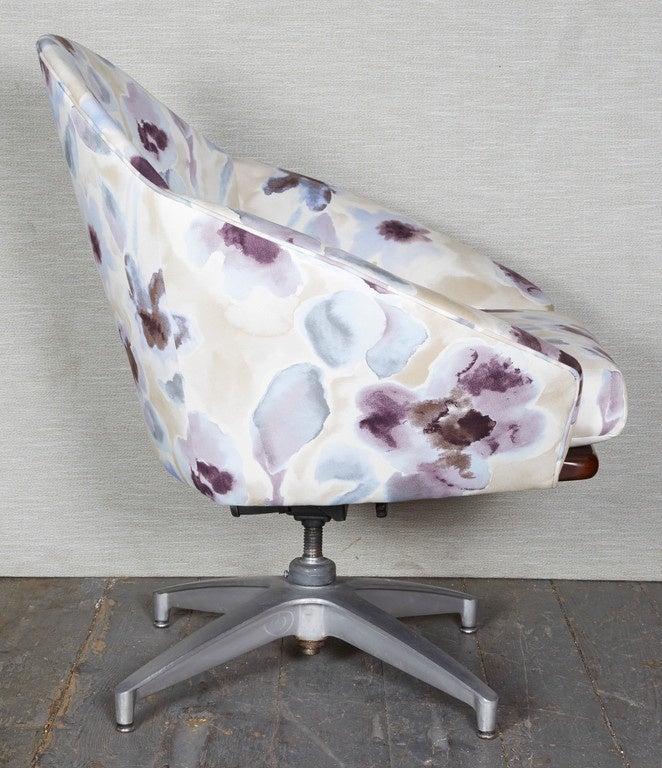 Pair of Floral Upholstered Swivel Base Chairs In Excellent Condition For Sale In New York, NY