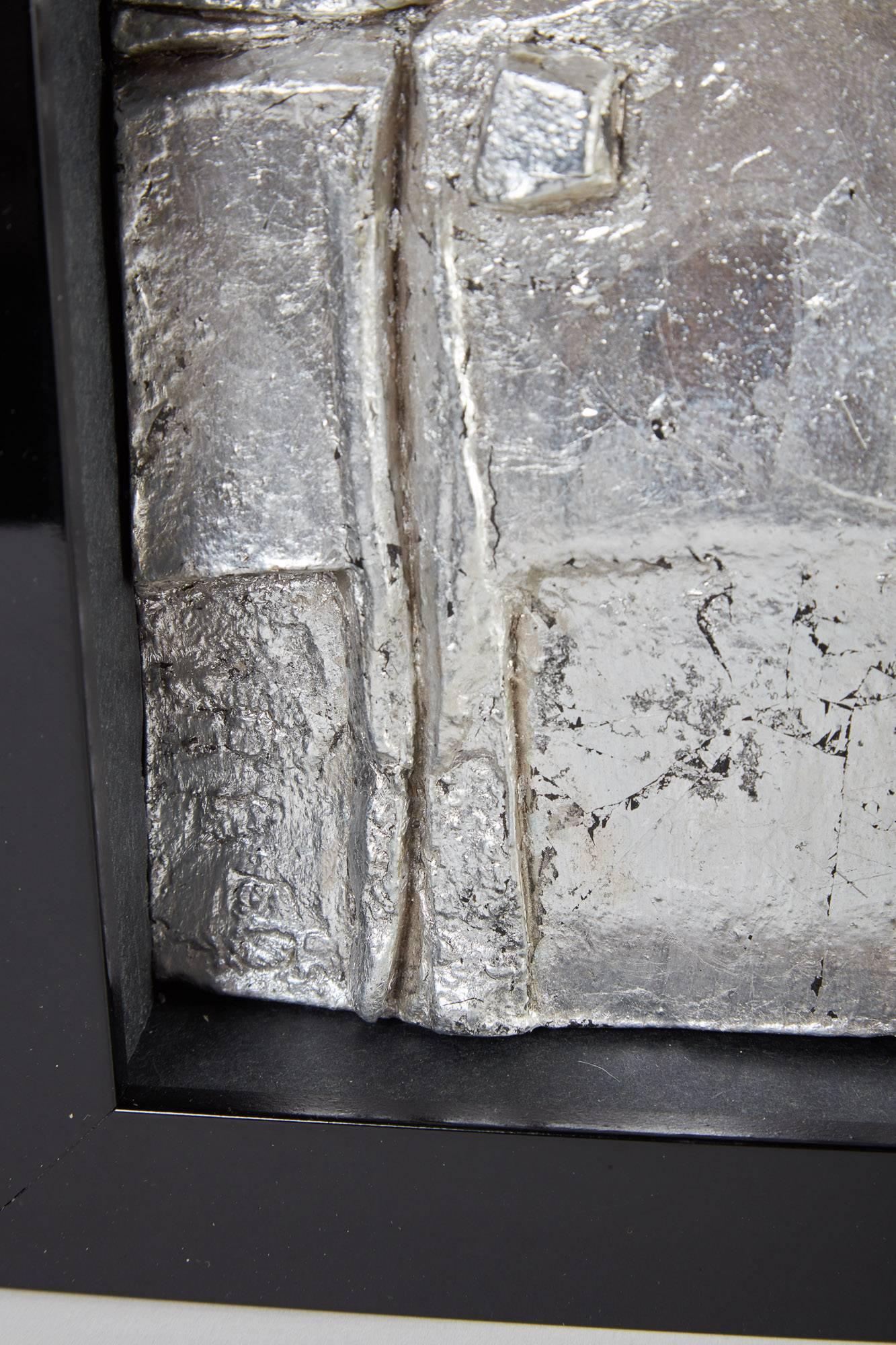 Escultura abstracta francesa de escayola/hoja de plata enmarcada de mediados del siglo XX
Esta escultura tridimensional, de gran textura, está hecha de escayola y tiene un acabado de pan de plata metálico.  Firmado y fechado por el artista y