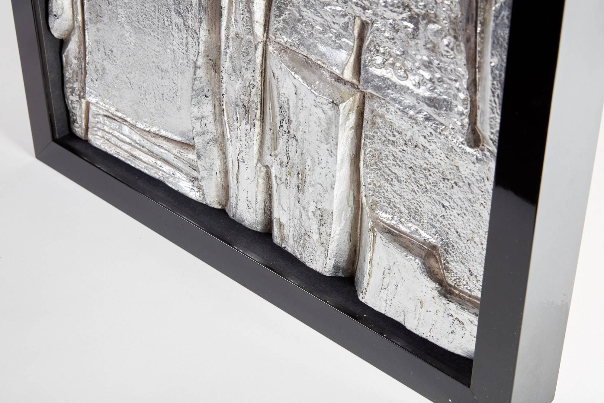 Escultura abstracta francesa de escayola/hoja de plata enmarcada de mediados del siglo XX
Esta escultura tridimensional, de gran textura, está hecha de escayola y tiene un acabado de pan de plata. Firmado por el artista y enmarcado en un marco