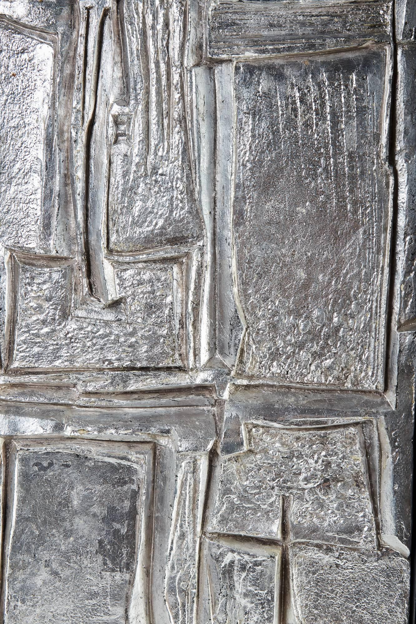 Escultura abstracta francesa de escayola/hoja de plata enmarcada de mediados del siglo XX nº 1 Hoja de plata en venta