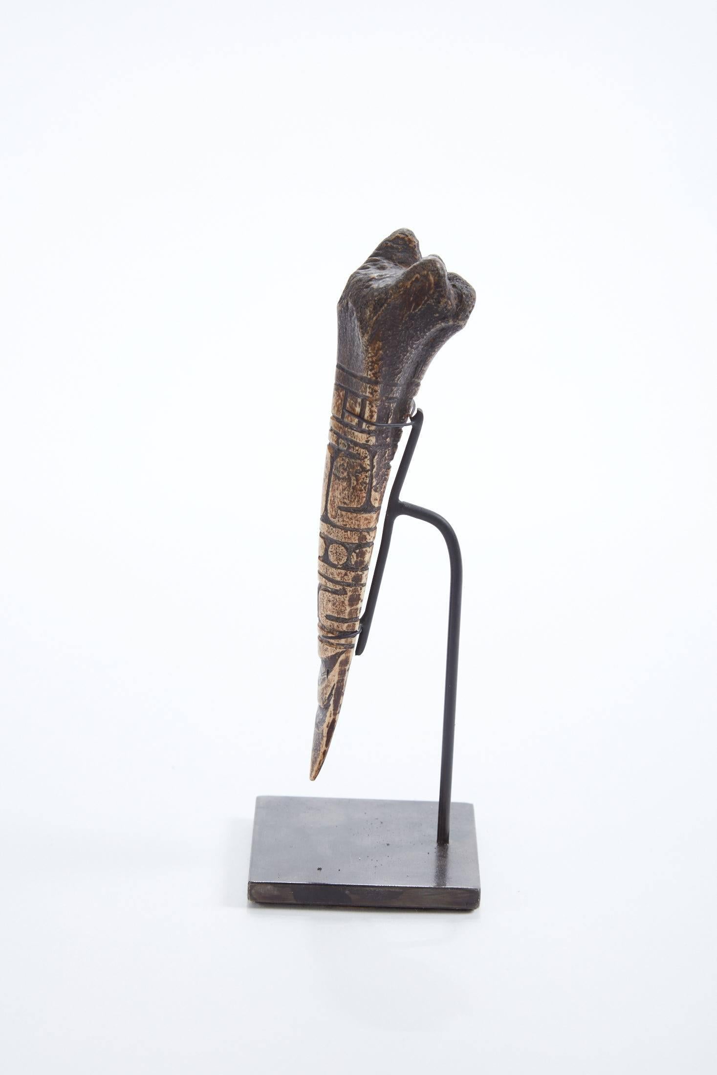 Ancien outil primitif en os sculpté de
Cameroun
Bel et délicat Objet d'Art.