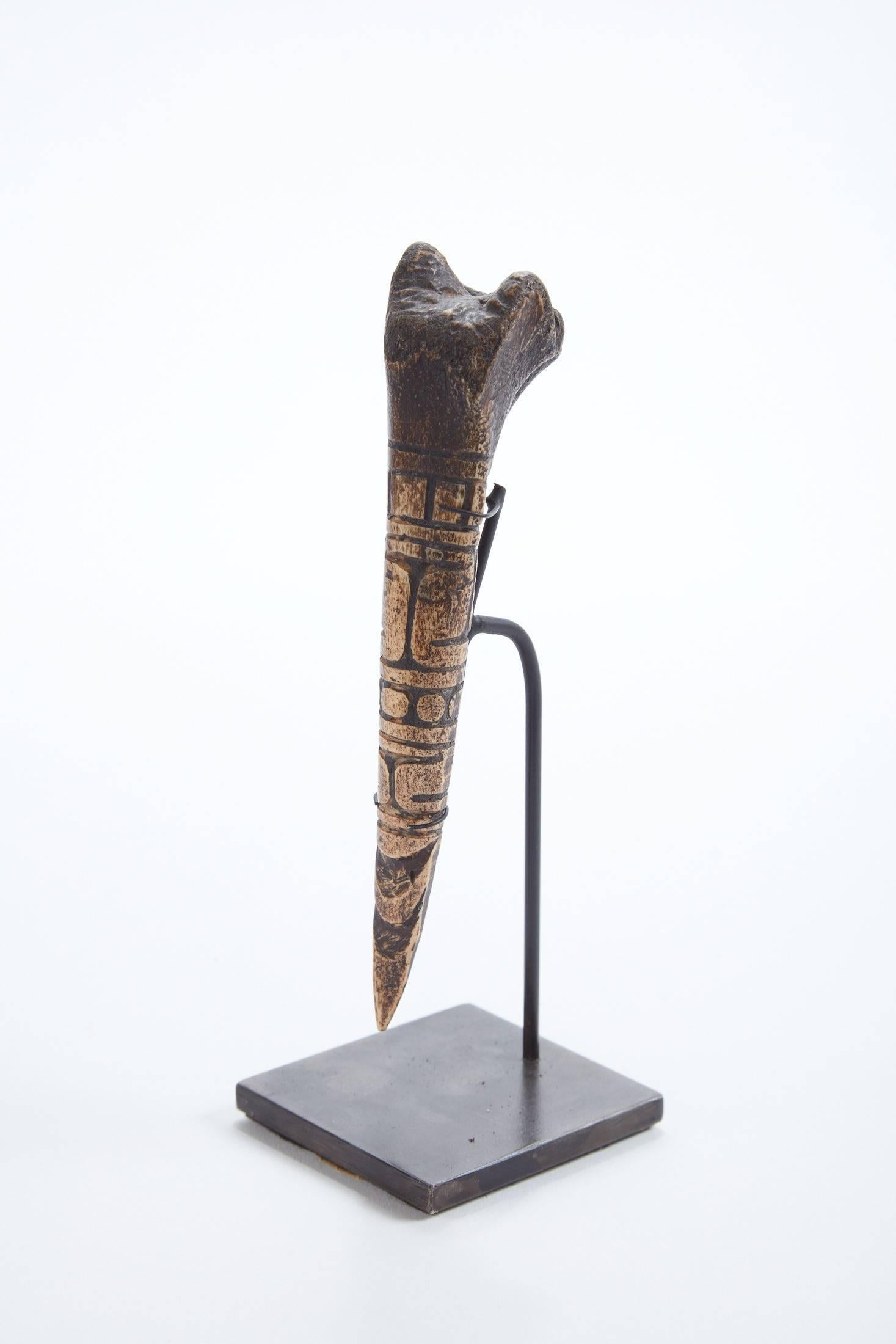 Outil à os africain sculpté du 19ème siècle du Cameroun Excellent état à Chicago, IL