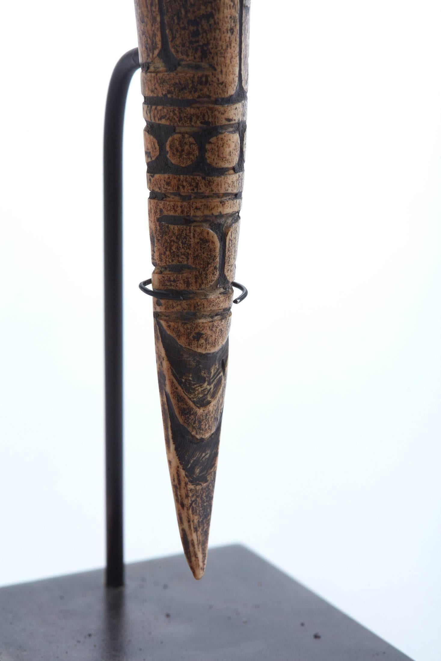 Os Outil à os africain sculpté du 19ème siècle du Cameroun