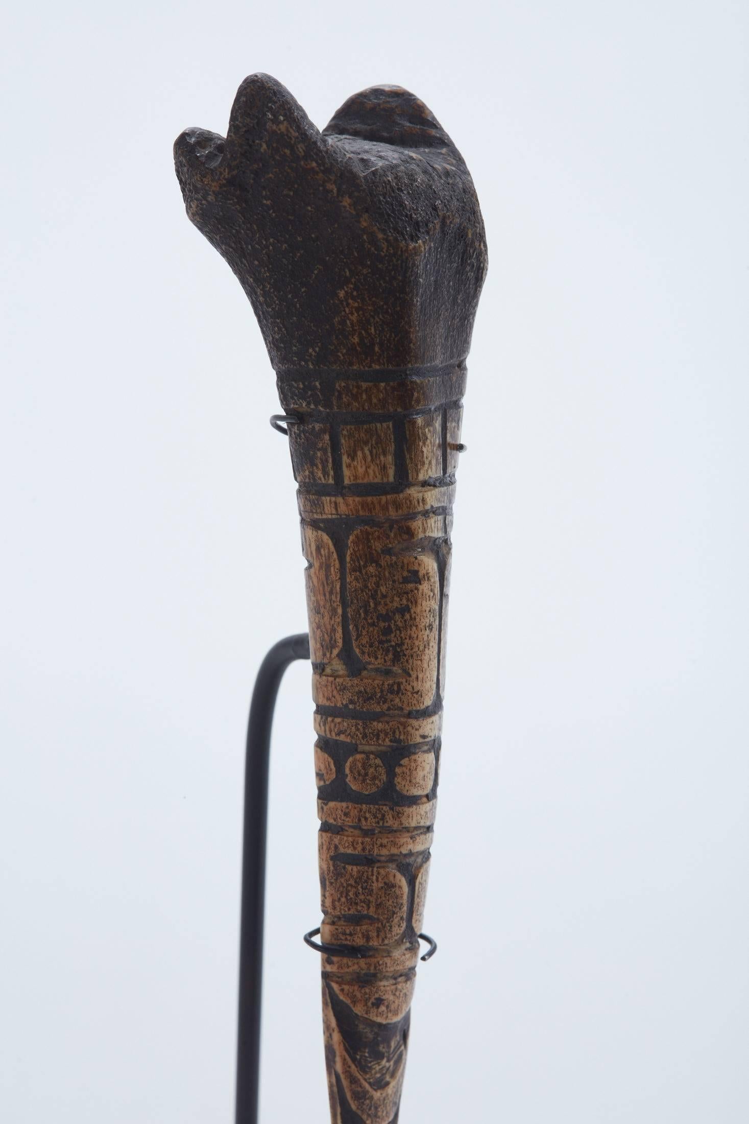 Outil à os africain sculpté du 19ème siècle du Cameroun 1