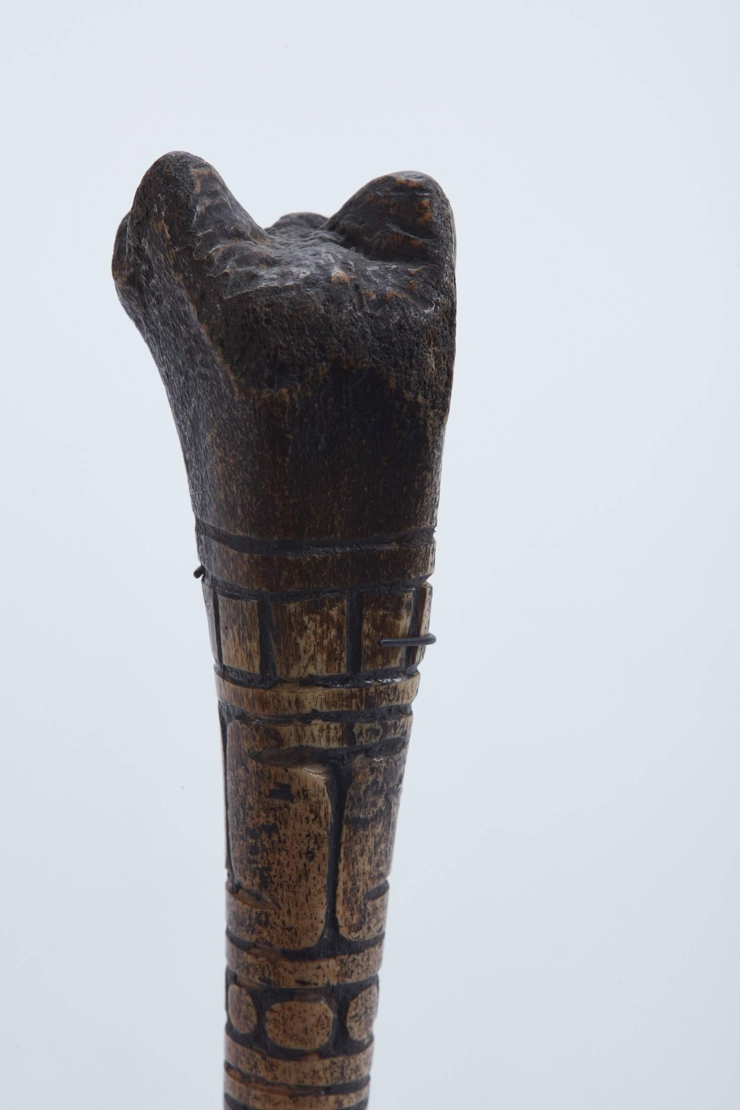 XIXe siècle Outil à os africain sculpté du 19ème siècle du Cameroun
