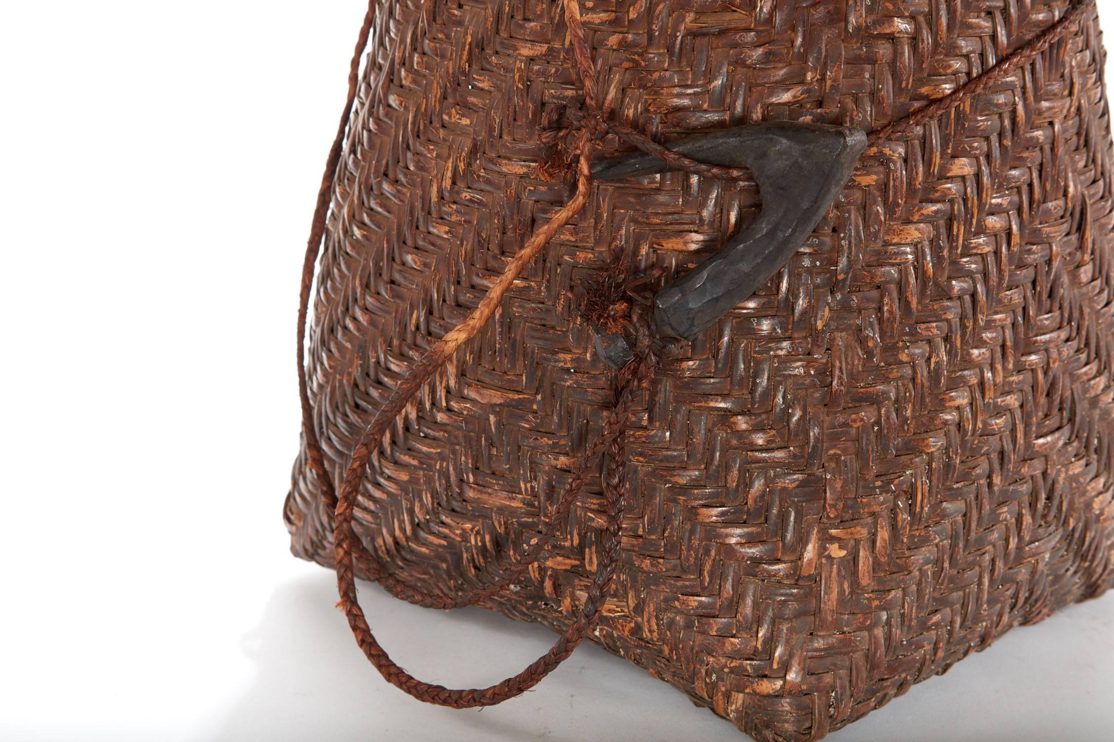 Pair of 20th century woven Nigerian baskets 


Large basket dimensions: 14.5 inch H x 11.5 inch W x 11.5 inch D for basket; Lid: 4 inch H x 10.5 inch W x 10.5 inch D.
Large basket total dimensions of 15.5 inch H x 11.5 inch W x 11.5 inch D.
Small