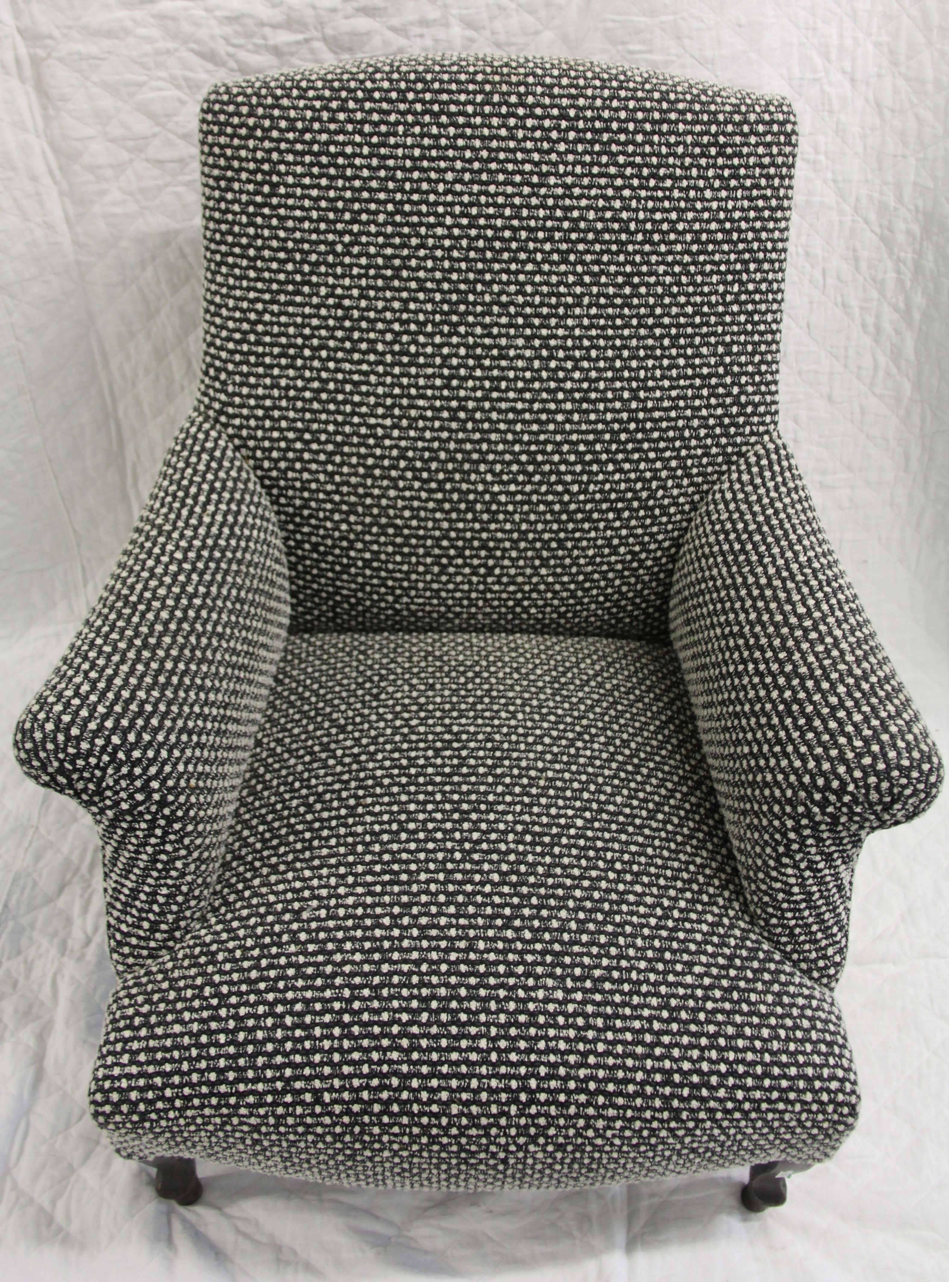 Late 19th Century Classic French Lounge Chair in Black and White Wool Fabric In Excellent Condition In Chicago, IL