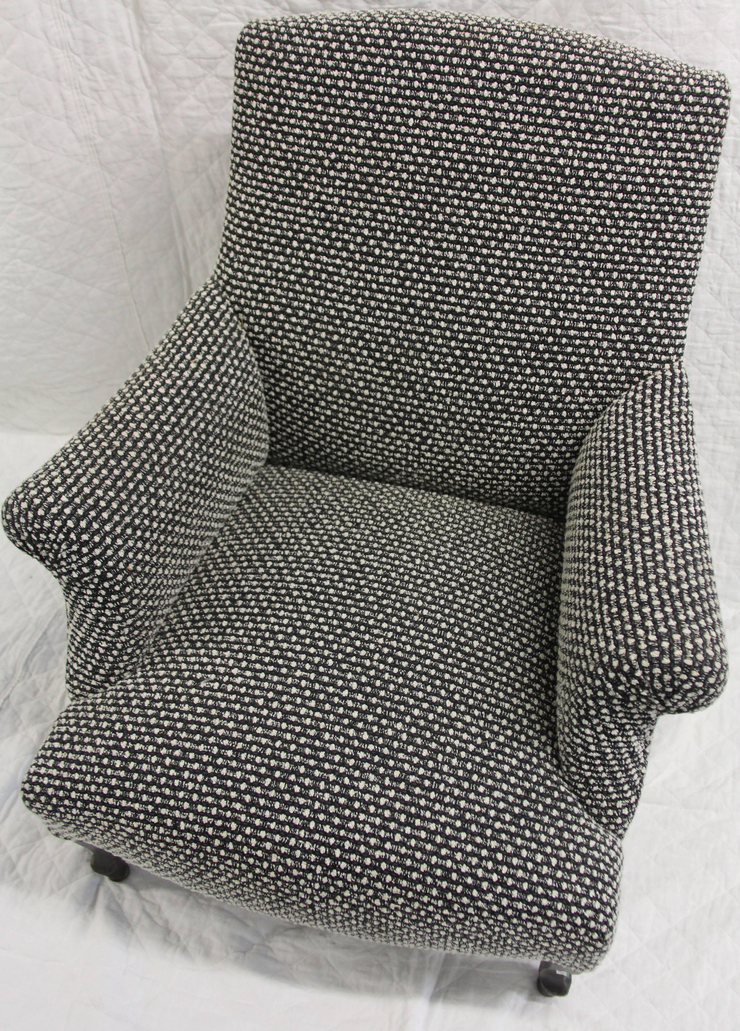 Late 19th century Classic French lounge chair in black and white wool fabric
Restored and upholstered in nubby black and white wool fabric
Original legs 








Dimensions: 35