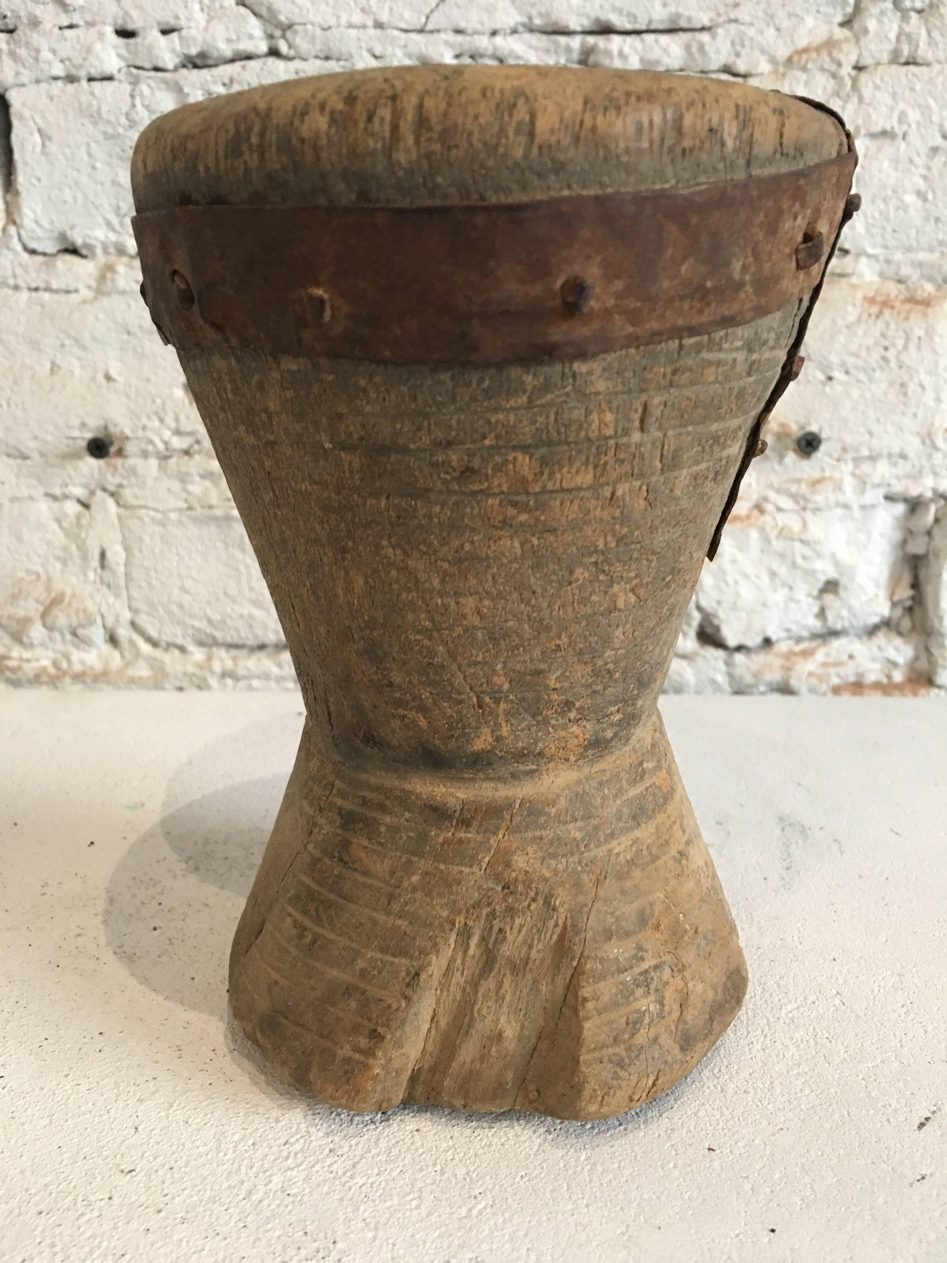 Kleiner Holz-/Metall-Mortar aus Jemen/Schaudi-Bordüre aus dem 19. Jahrhundert (Jemenitisch) im Angebot