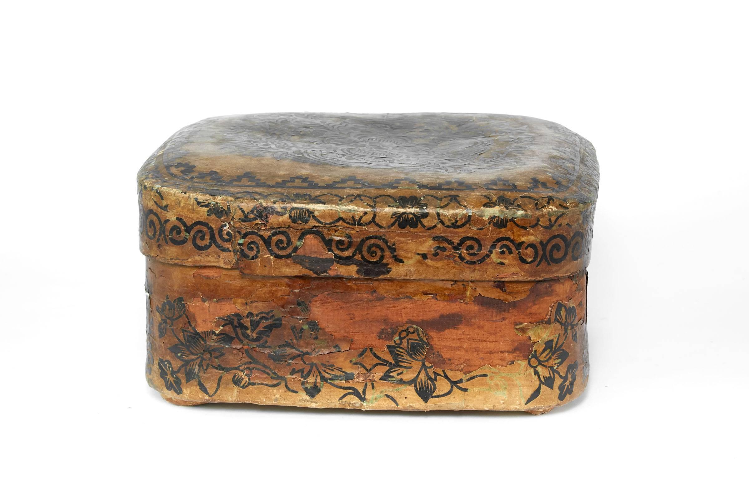 19th century Chinese papier mâché box with classic Chinese pattern.