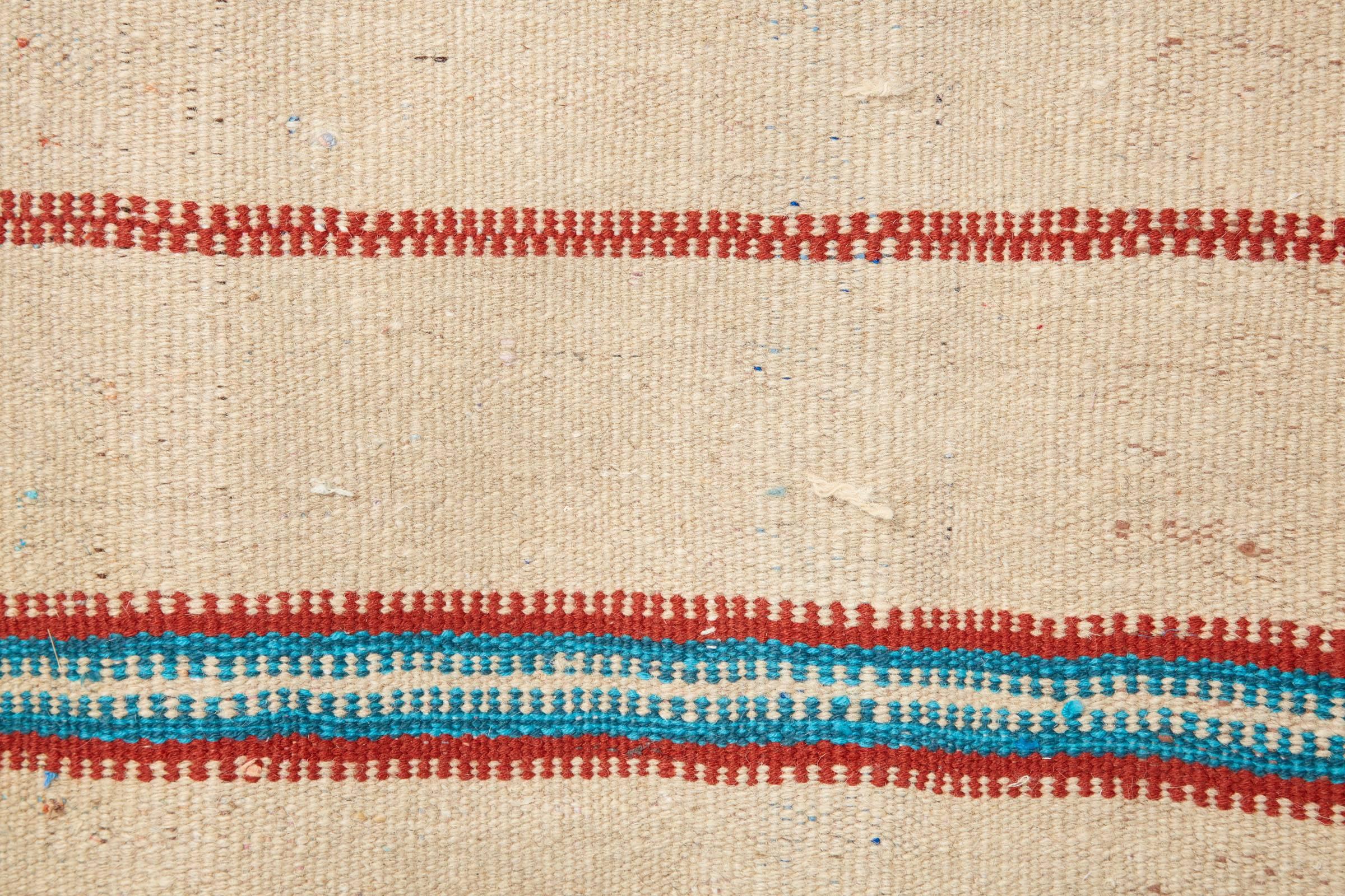 flachgewebter Berberteppich aus Afrika aus dem 20
Lustige und lebendige farbige Streifen auf weißem Hintergrund.