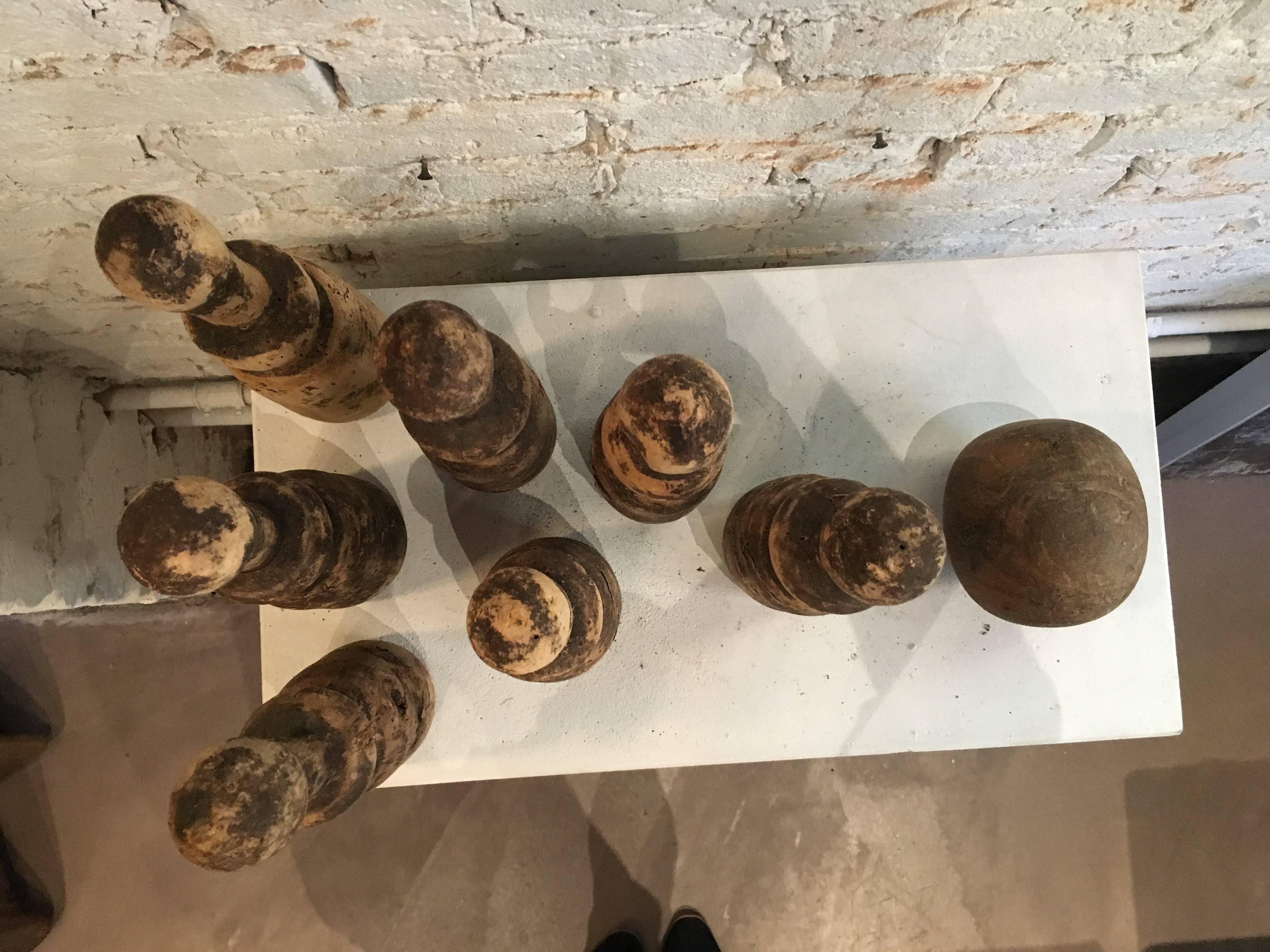 XIXe siècle Fin du 19ème siècle, jeu européen complet de sept quilles ou de Ball and Ball en bois patiné par les intempéries en vente