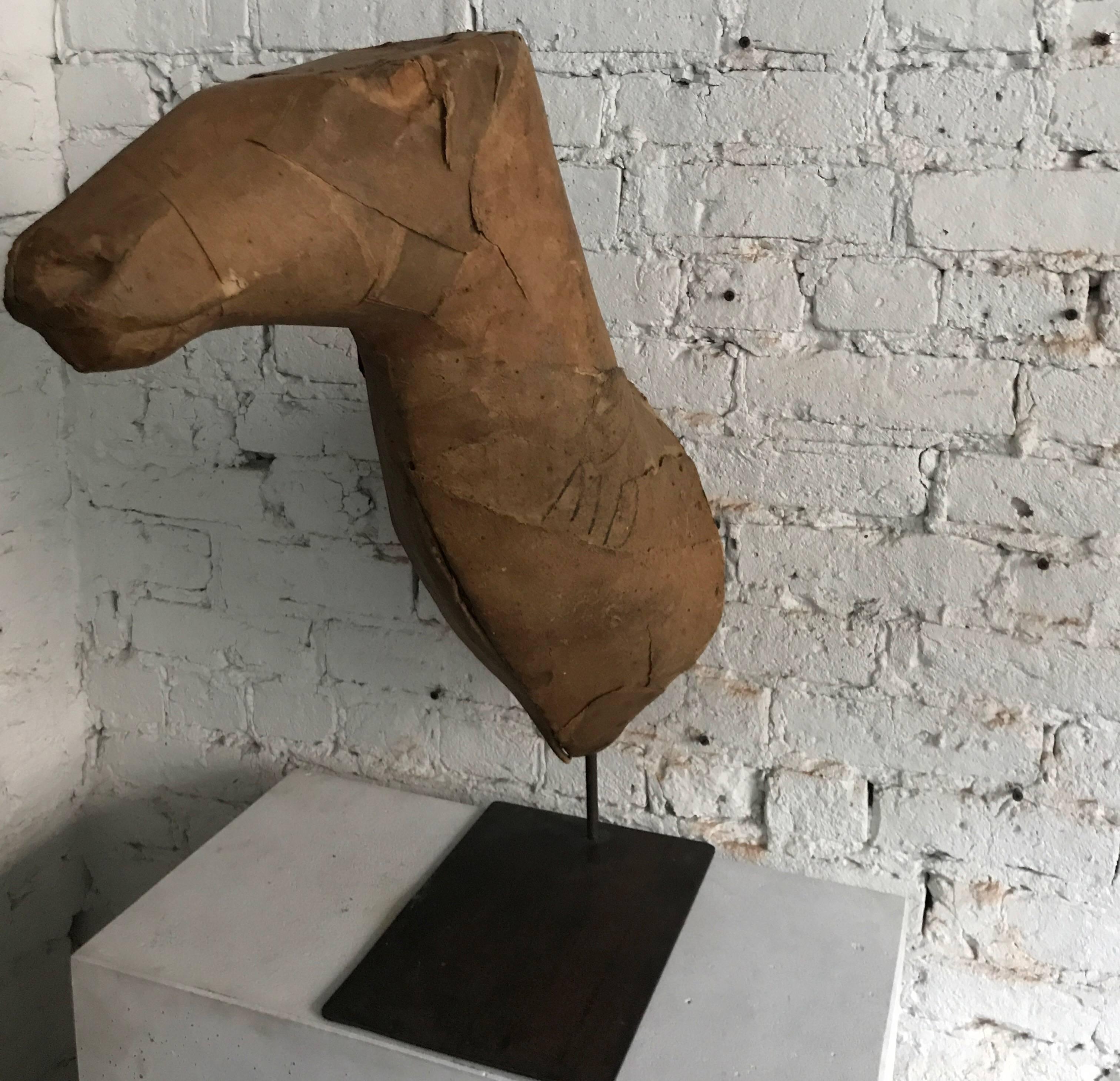 Début du 20e siècle Moule de taxidermie tête de cheval
Il s'agit d'un objet cool et inhabituel à accrocher au mur (le support s'enlève facilement) ou à poser sur une table comme pièce décorative



Mesures : Le cheval réel mesure 22,5 pouces de