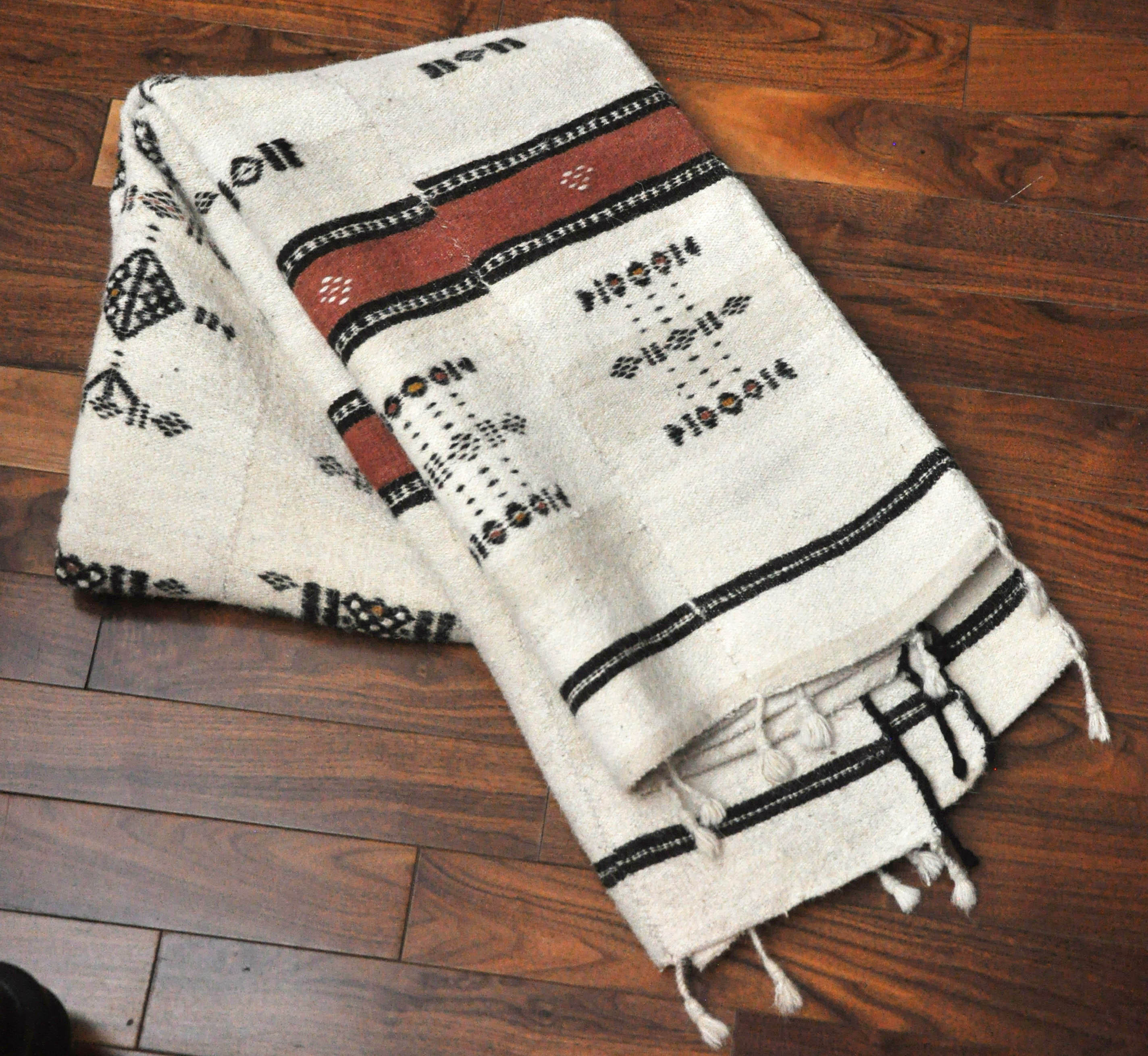 20th century white, black and faded red African textile 
Handwoven wool can be used as a rug or blanket. 
Beautiful geometric design 
Has been cleaned
From Africa.

Dimensions: 52