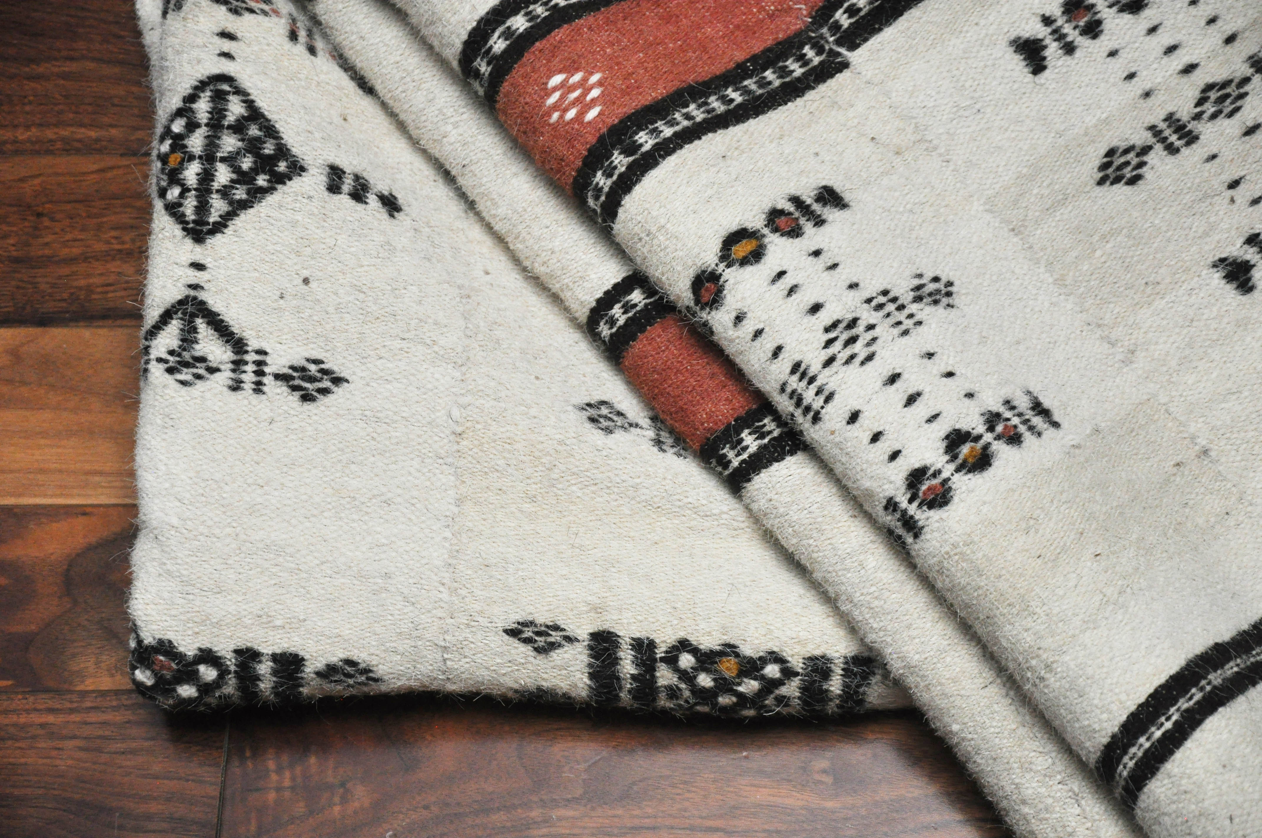 20th Century White, Black and Faded Red African Textile In Excellent Condition In Chicago, IL