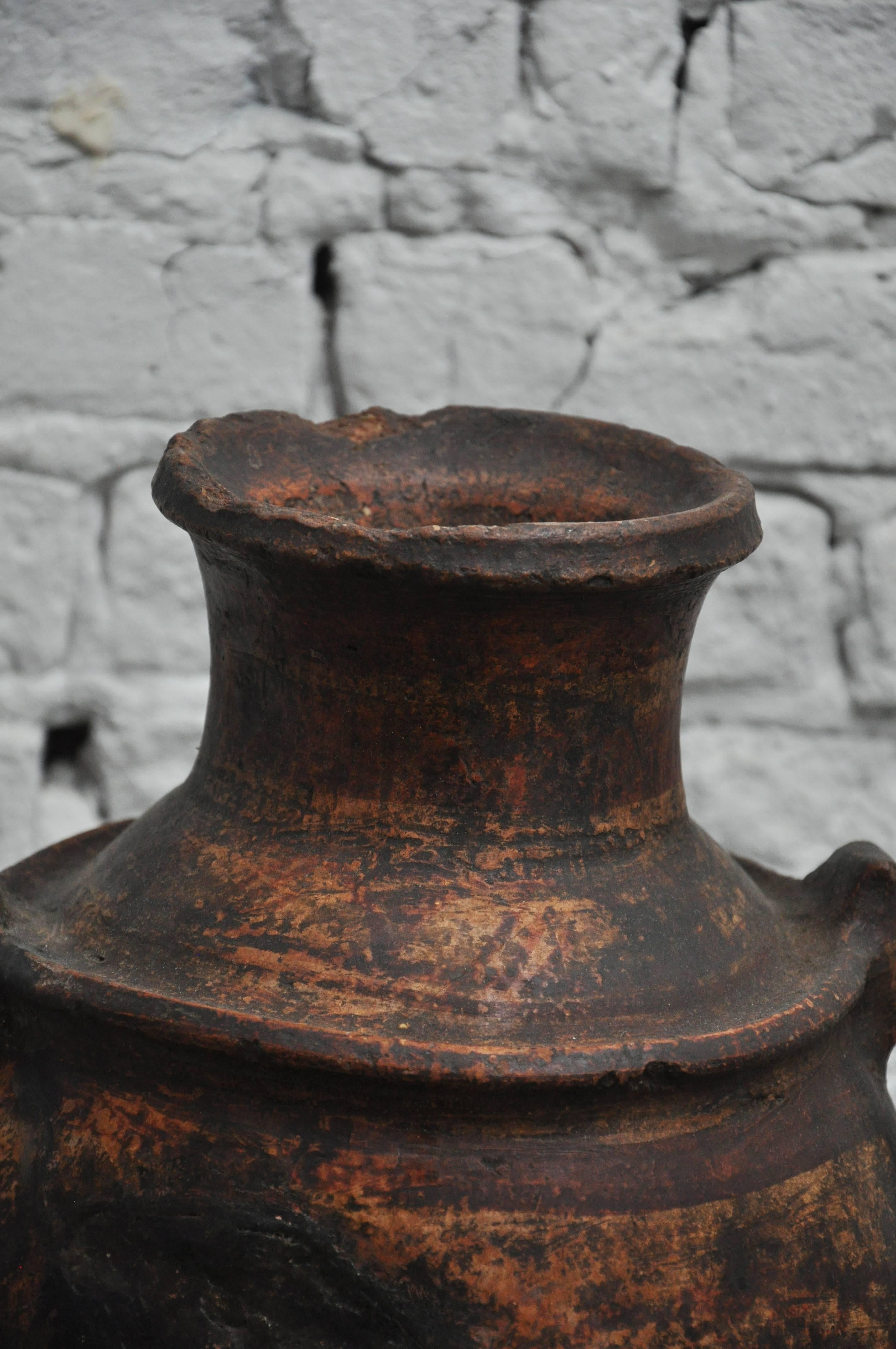 Pot espagnol primitif en terre cuite de la fin du 19e siècle. Trouvé en Espagne.
Cette belle et substantielle marmite est dotée de deux poignées et d'une finition noire.


Dimensions : 12,75