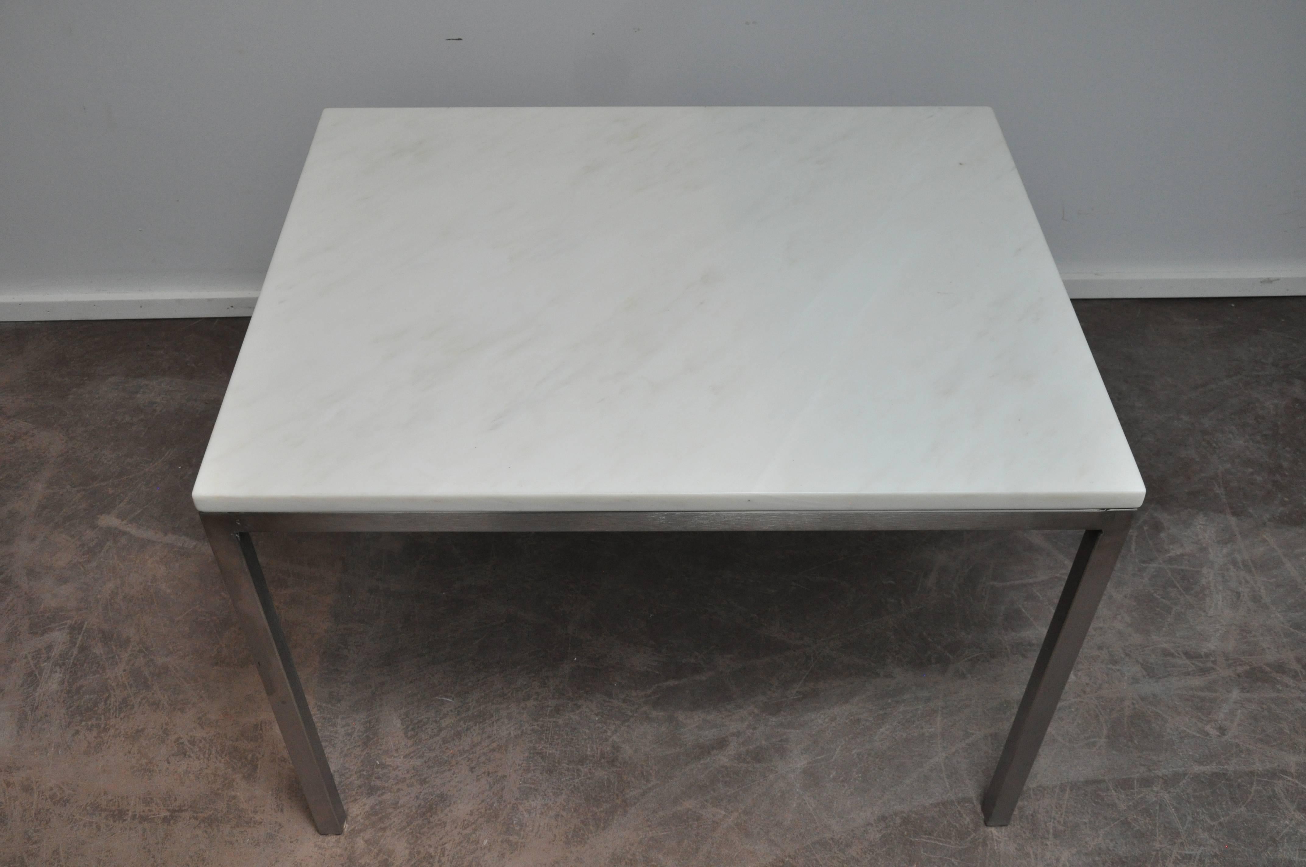 Table d'appoint en marbre et chrome du milieu du XXe siècle, vers les années 1960. Le plateau en marbre adouci est veiné de gris clair et les pieds tubulaires en chrome sont en finition satinée. 

Dimensions : 30