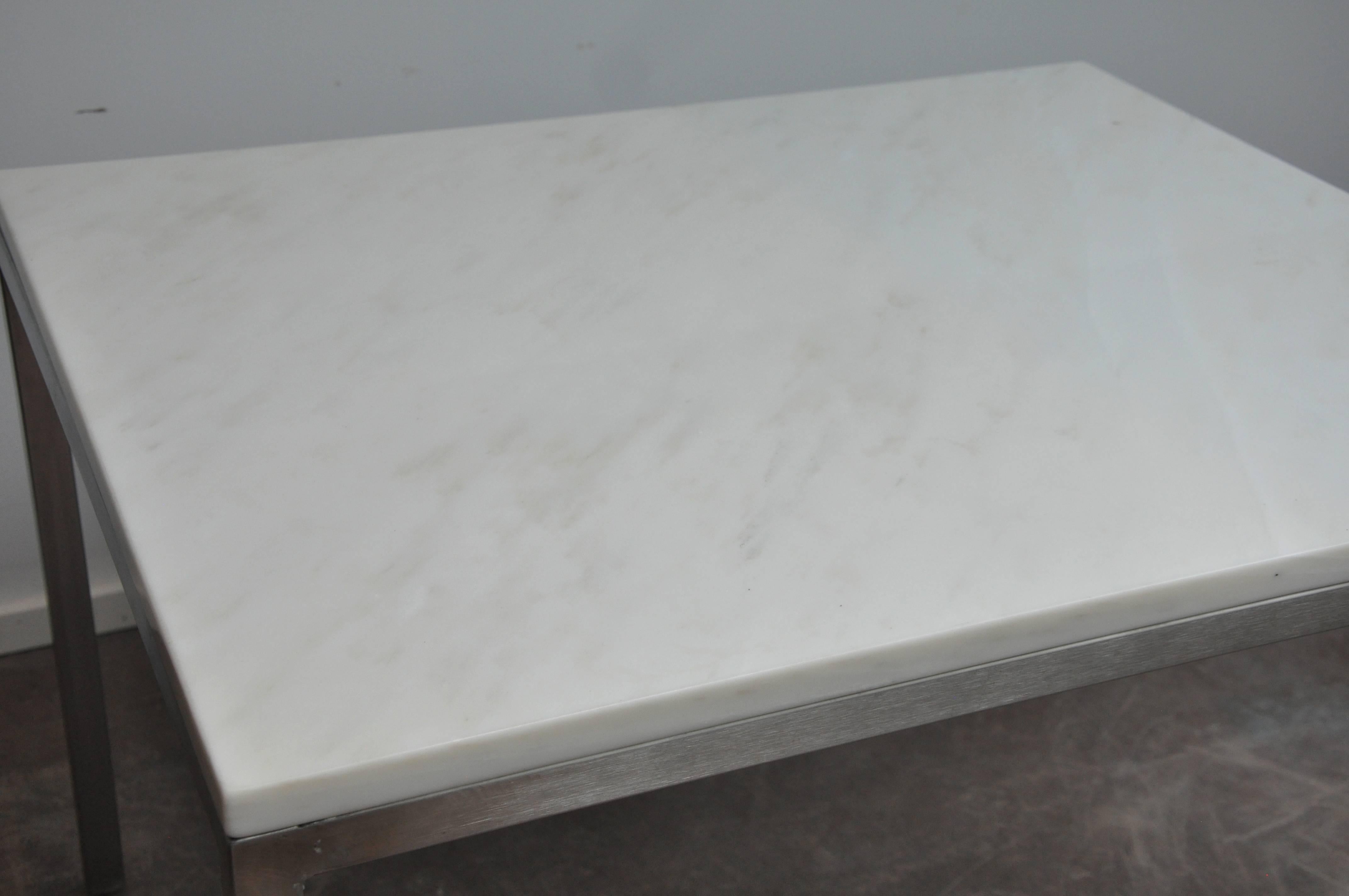 Américain Table d'appoint en marbre et chrome du milieu du XXe siècle en vente