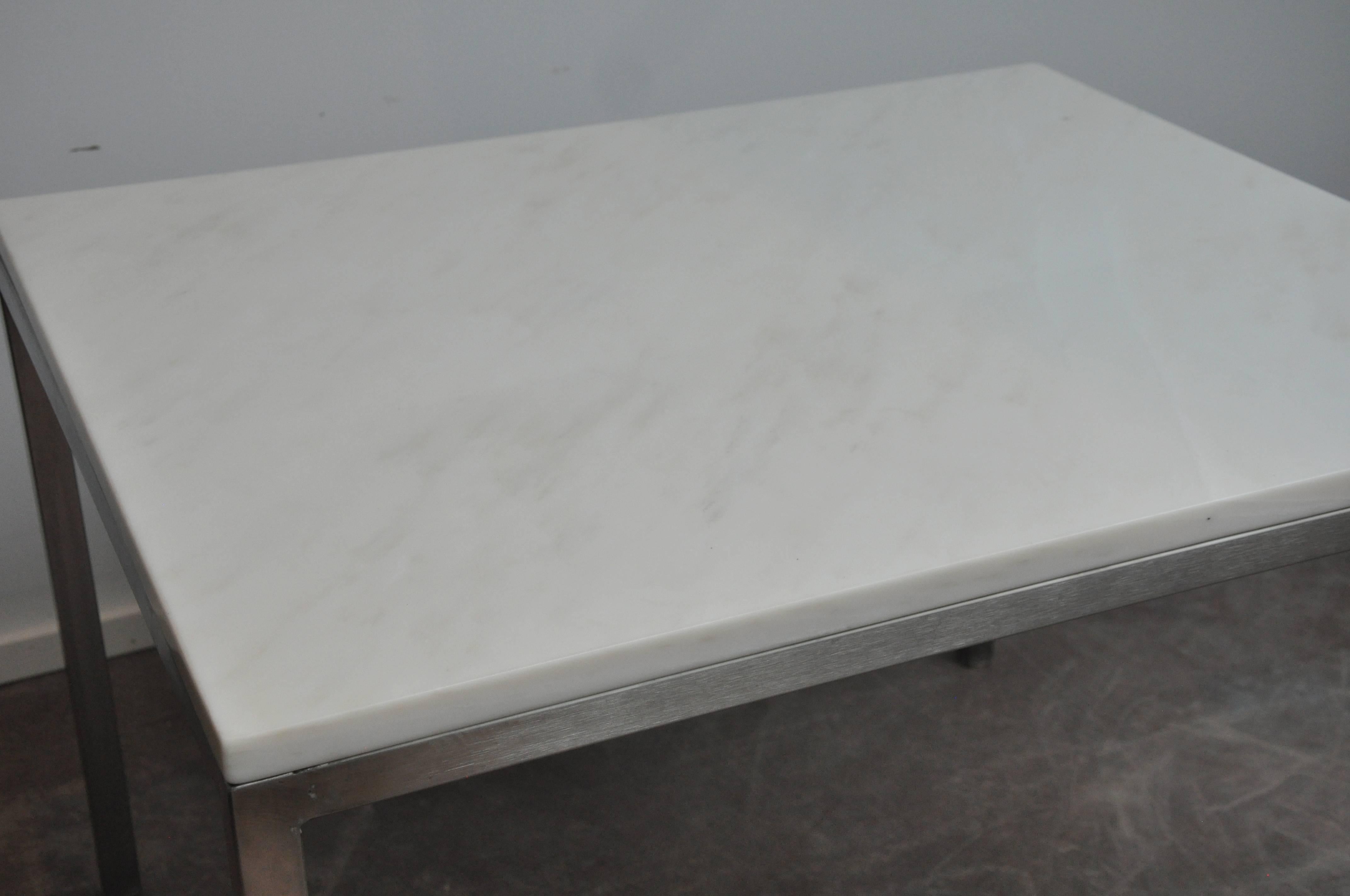 Table d'appoint en marbre et chrome du milieu du XXe siècle Bon état - En vente à Chicago, IL