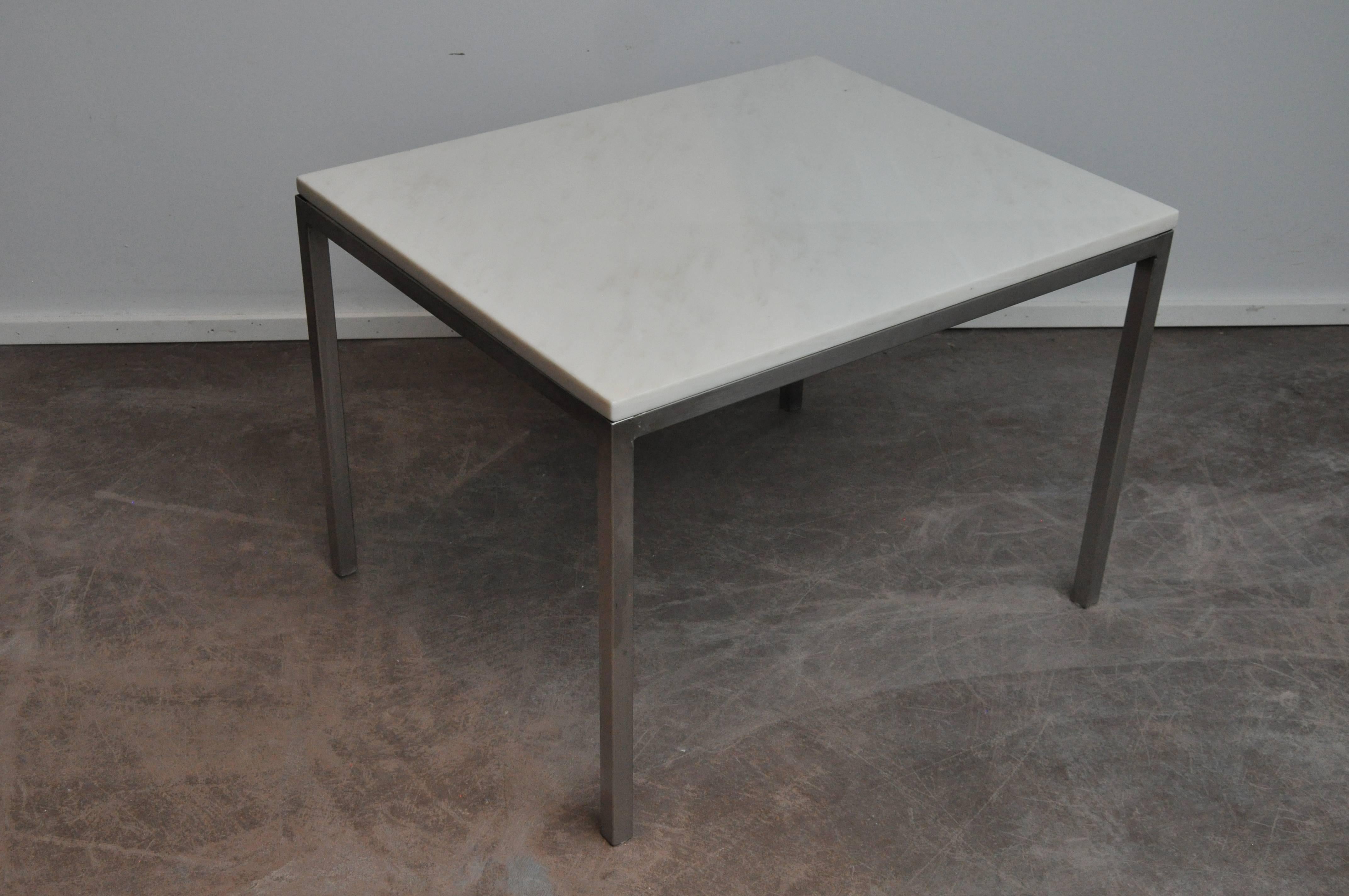 20ième siècle Table d'appoint en marbre et chrome du milieu du XXe siècle en vente