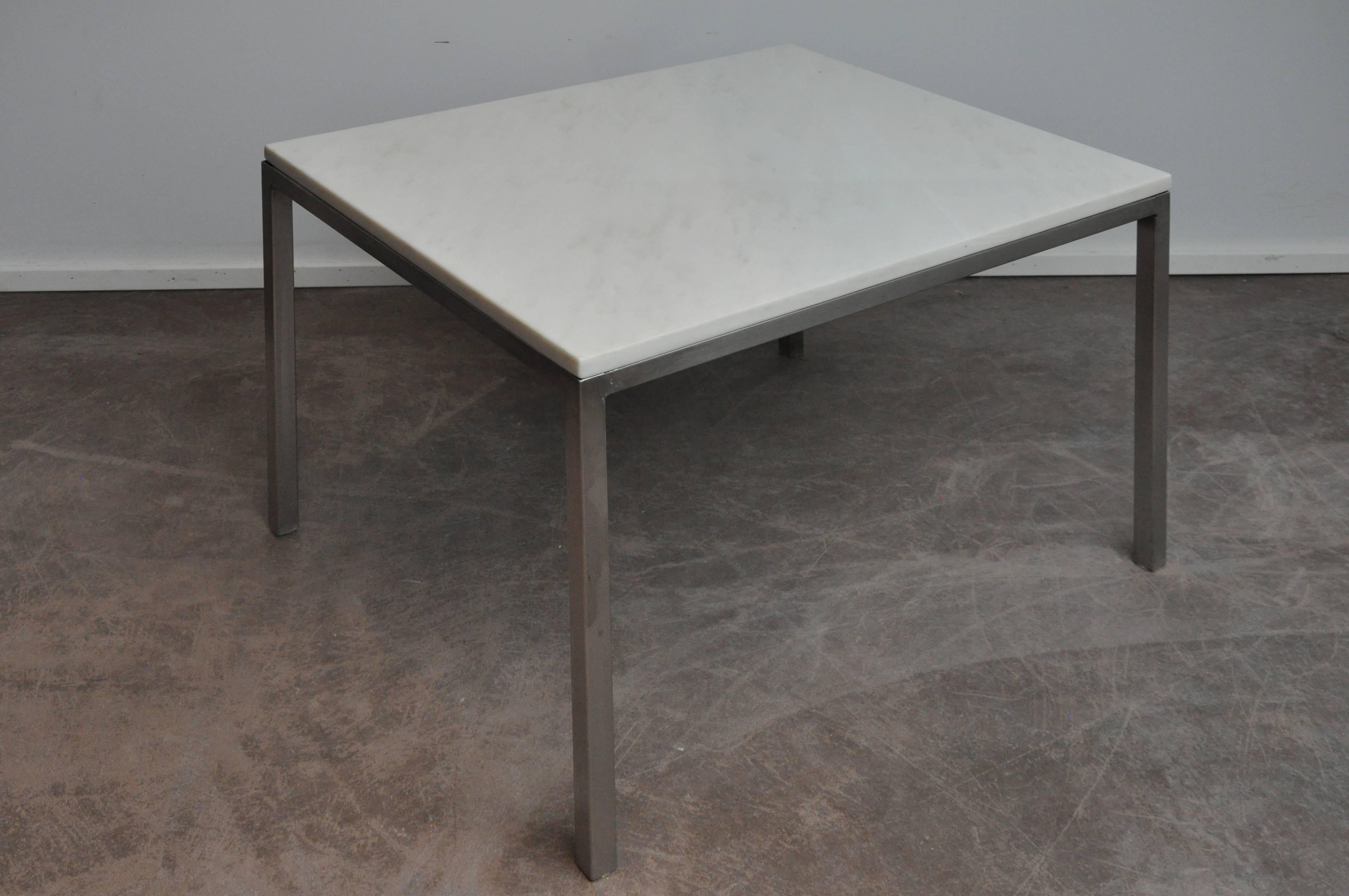 Chrome Table d'appoint en marbre et chrome du milieu du XXe siècle en vente