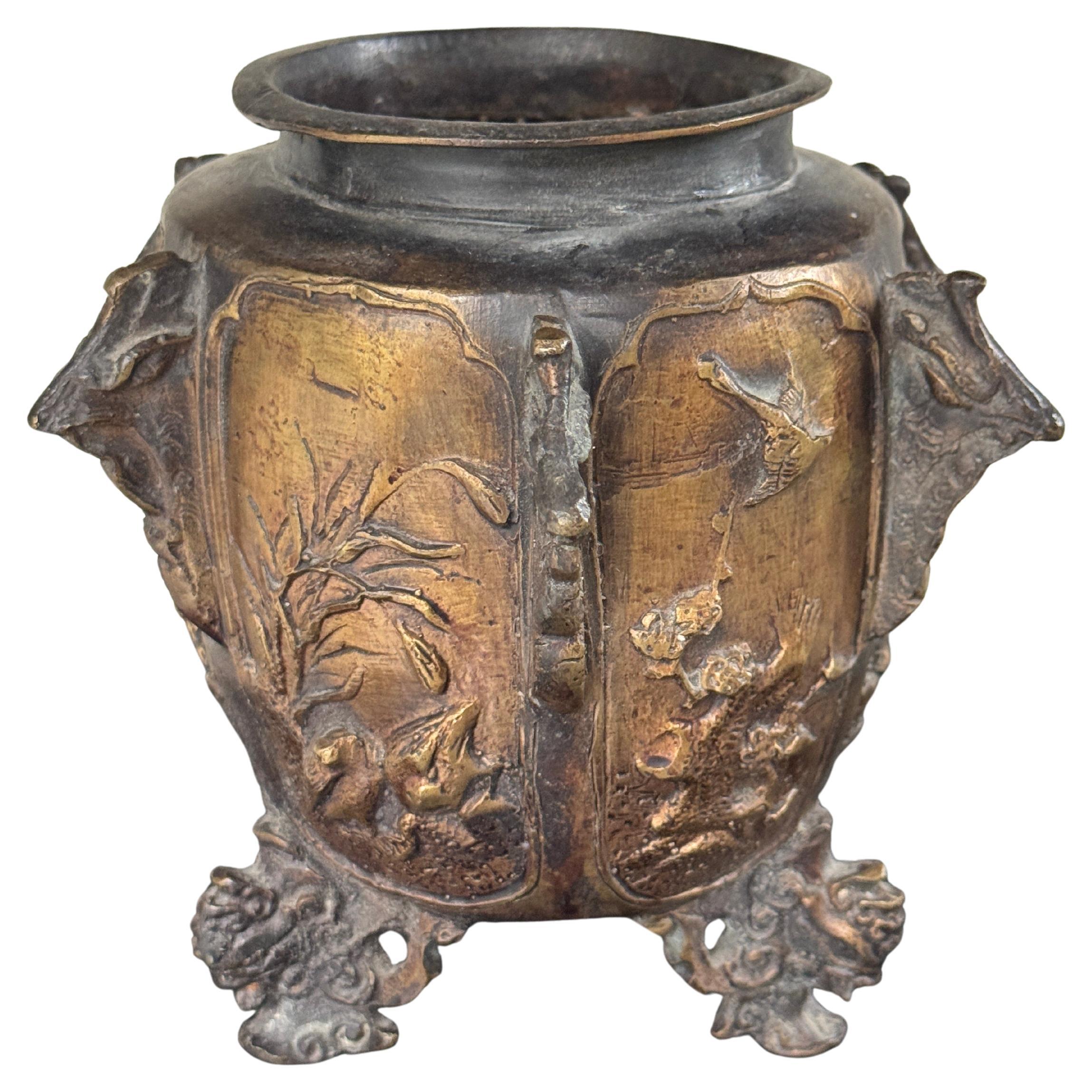 Urna con piede in bronzo del XIX secolo