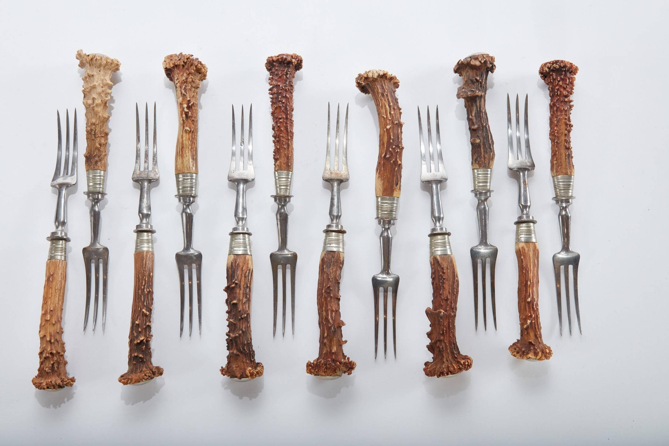 Late 18th century collection of antler flatware from a hunting lodge in Bavaria Handles are original as are times and blades set of 12 large fork/knives

Average size / various sizes due to uniqueness:
Fork 8.50