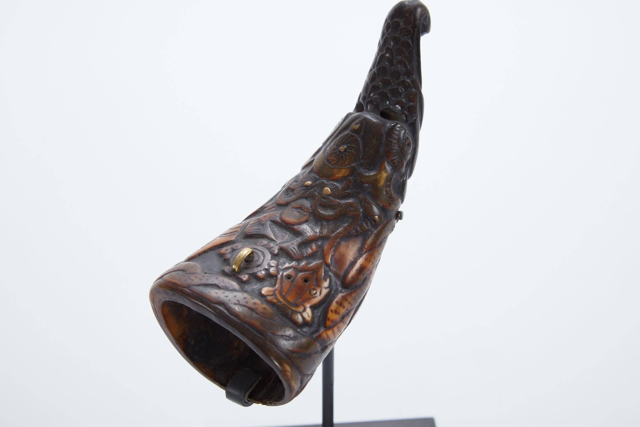 Handgeschnitztes Ritual „Thun Rwa“ aus dem späten 19. Jahrhundert  Horn mit Goldeinlage (Burkinisch) im Angebot