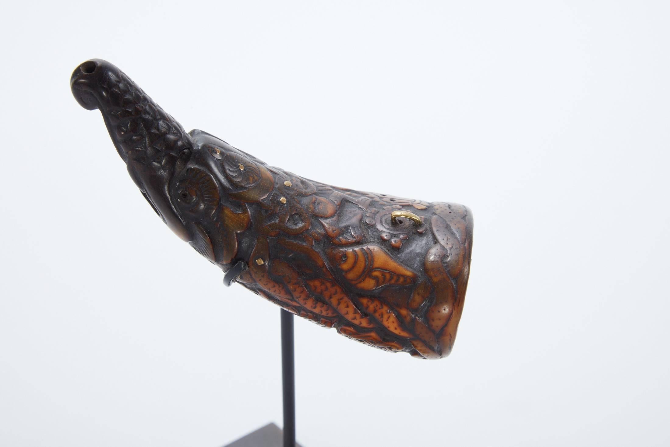 Handgeschnitztes Ritual „Thun Rwa“ aus dem späten 19. Jahrhundert  Horn mit Goldeinlage im Angebot 1