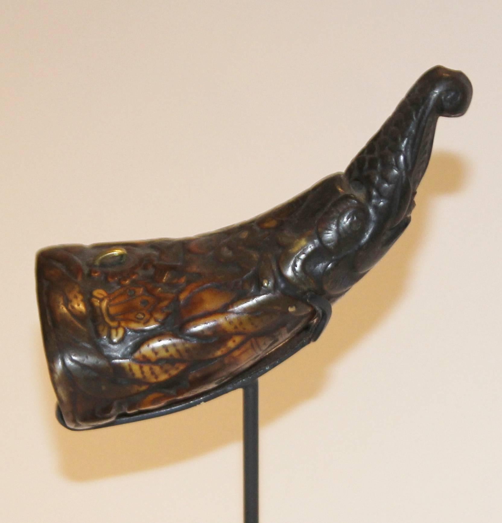Handgeschnitztes Ritual „Thun Rwa“ aus dem späten 19. Jahrhundert  Horn mit Goldeinlage im Angebot 4