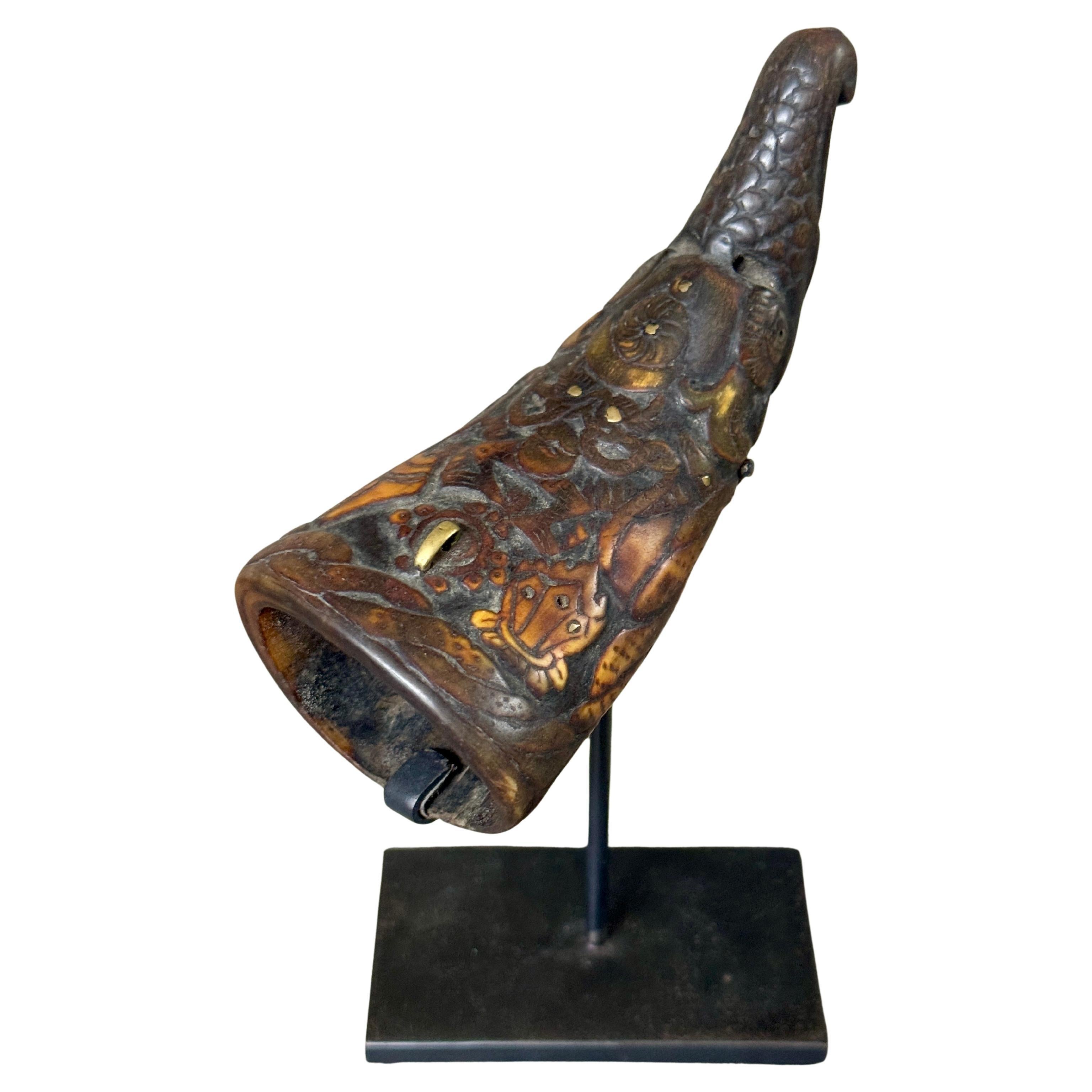 Rituel "Thun Rwa" sculpté à la main à la fin du XIXe siècle  Horn avec incrustation d'or