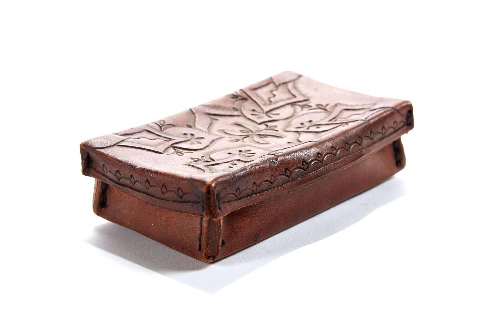Early 20th century small tooled leather box from Mexico
This small box has lovely tooled workmanship and its clearly handmade with care

Measure: 5.5