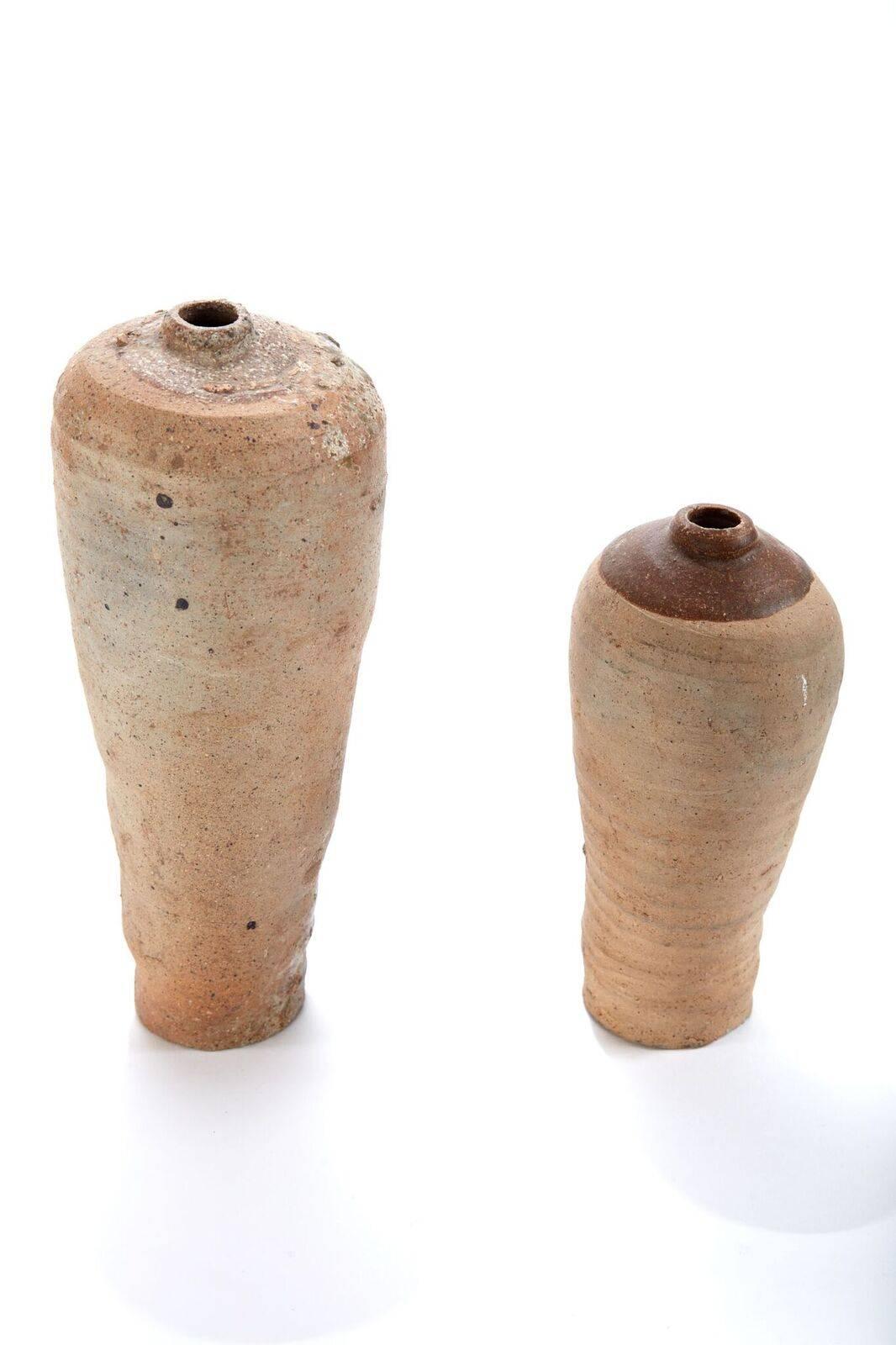 Dos piezas de un par de raras vasijas incrustadas Cizao tradeware de Fujian. Estos artículos se fabricaban para exportarlos al Sudeste Asiático. De la dinastía Song del Sur a la dinastía Yuan. 
Medidas: 10,25