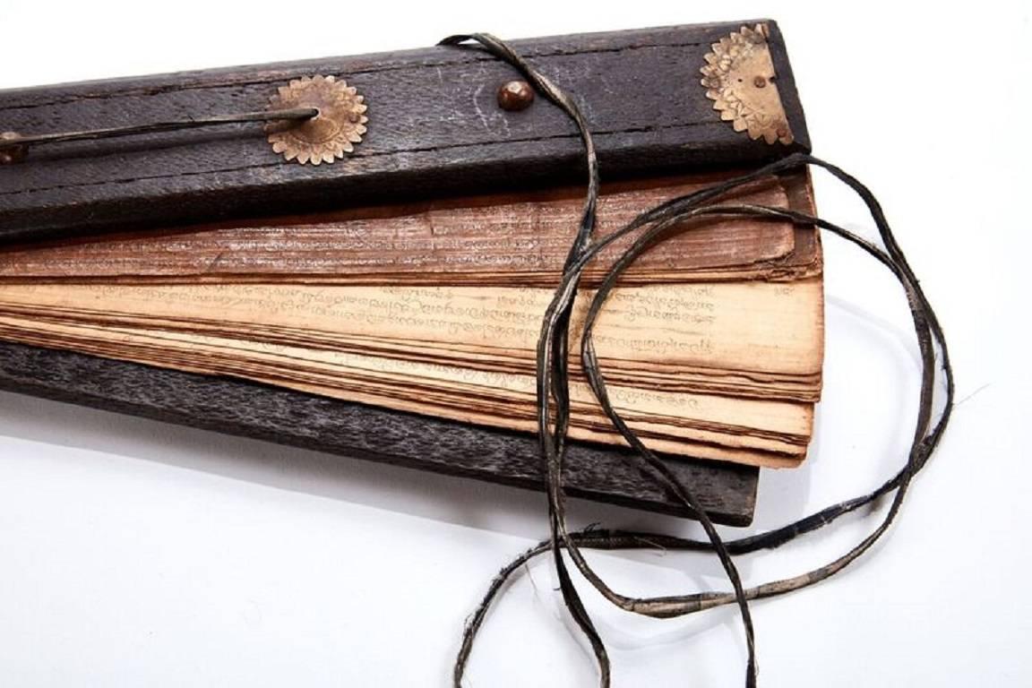 19th Century Sri Lankan Rice Paper Prayer Book Tied with Wooden Binding In Good Condition For Sale In Chicago, IL