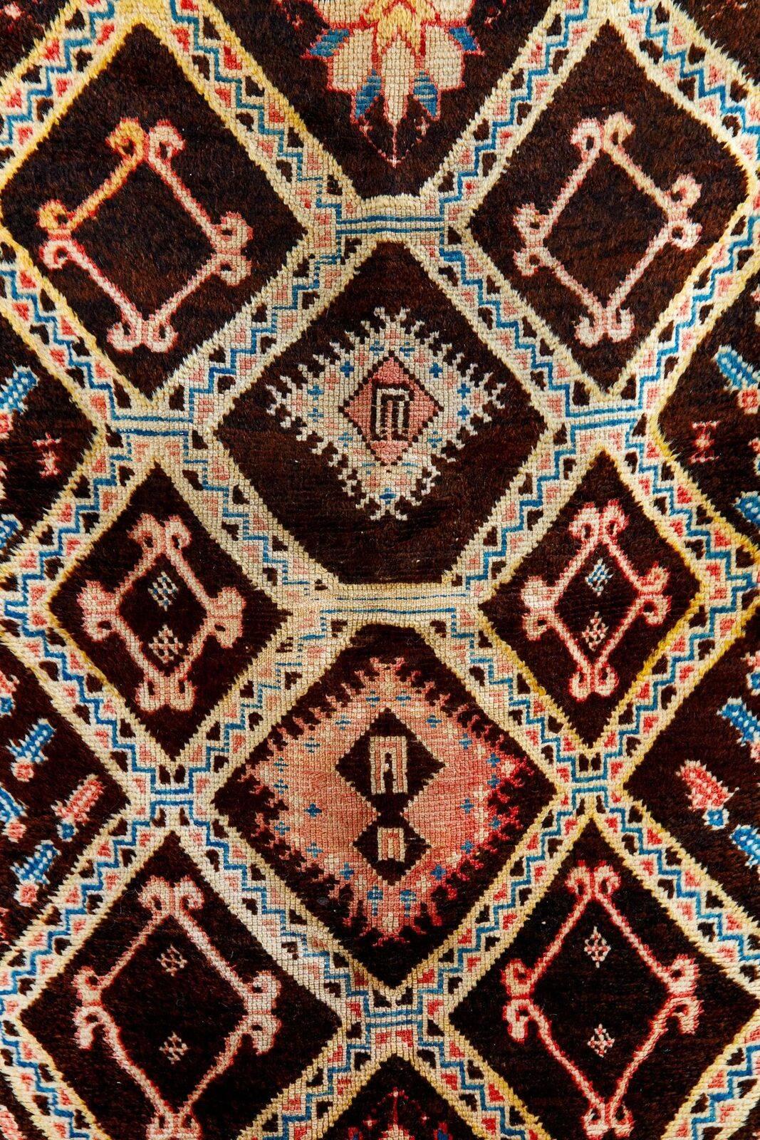 Marokkanischer Berberteppich aus dem frühen 20. Jahrhundert, gefunden im Atlasgebirge.
