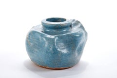 Siglo XX Jarrón remolino de cerámica azul firmado por Edna Arnow