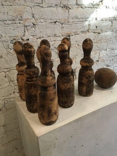 Fin du 19ème siècle, jeu européen complet de sept quilles ou de Ball and Ball en bois patiné par les intempéries
