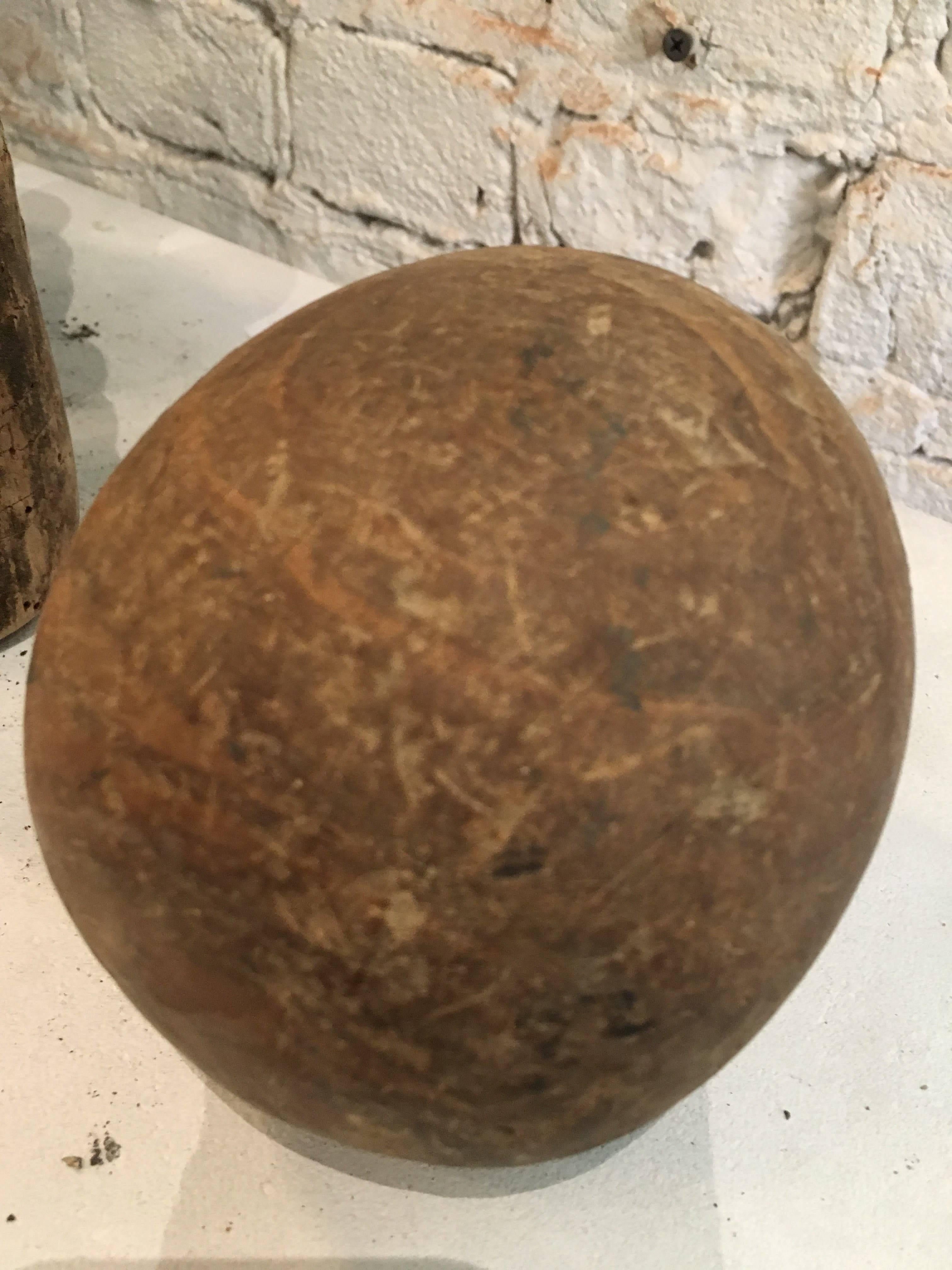Français Fin du 19ème siècle, jeu européen complet de sept quilles ou de Ball and Ball en bois patiné par les intempéries en vente