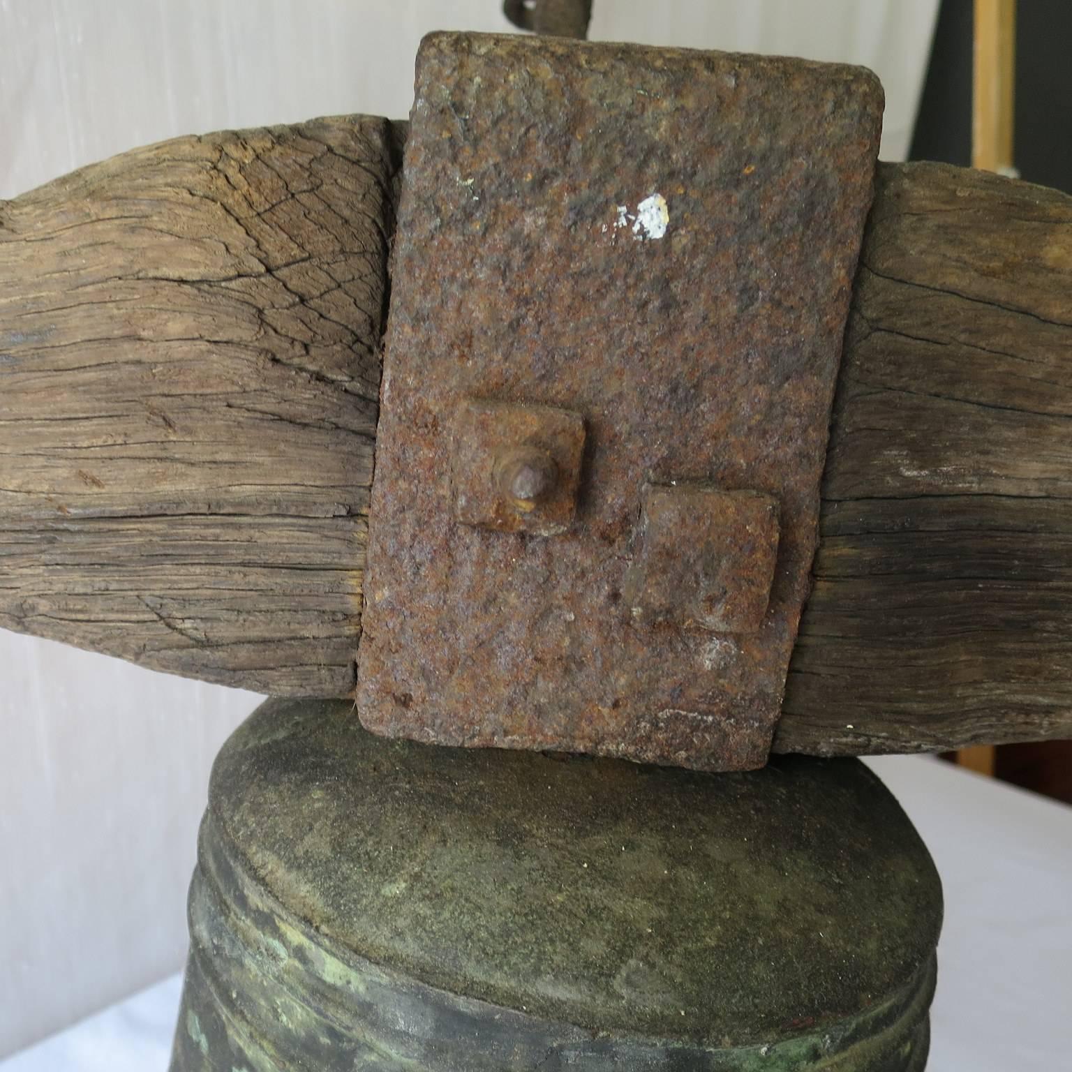 Property Bronze Airin Bell Dated 1815 with its Wrought Iron Top and Wood Beam For Sale 2