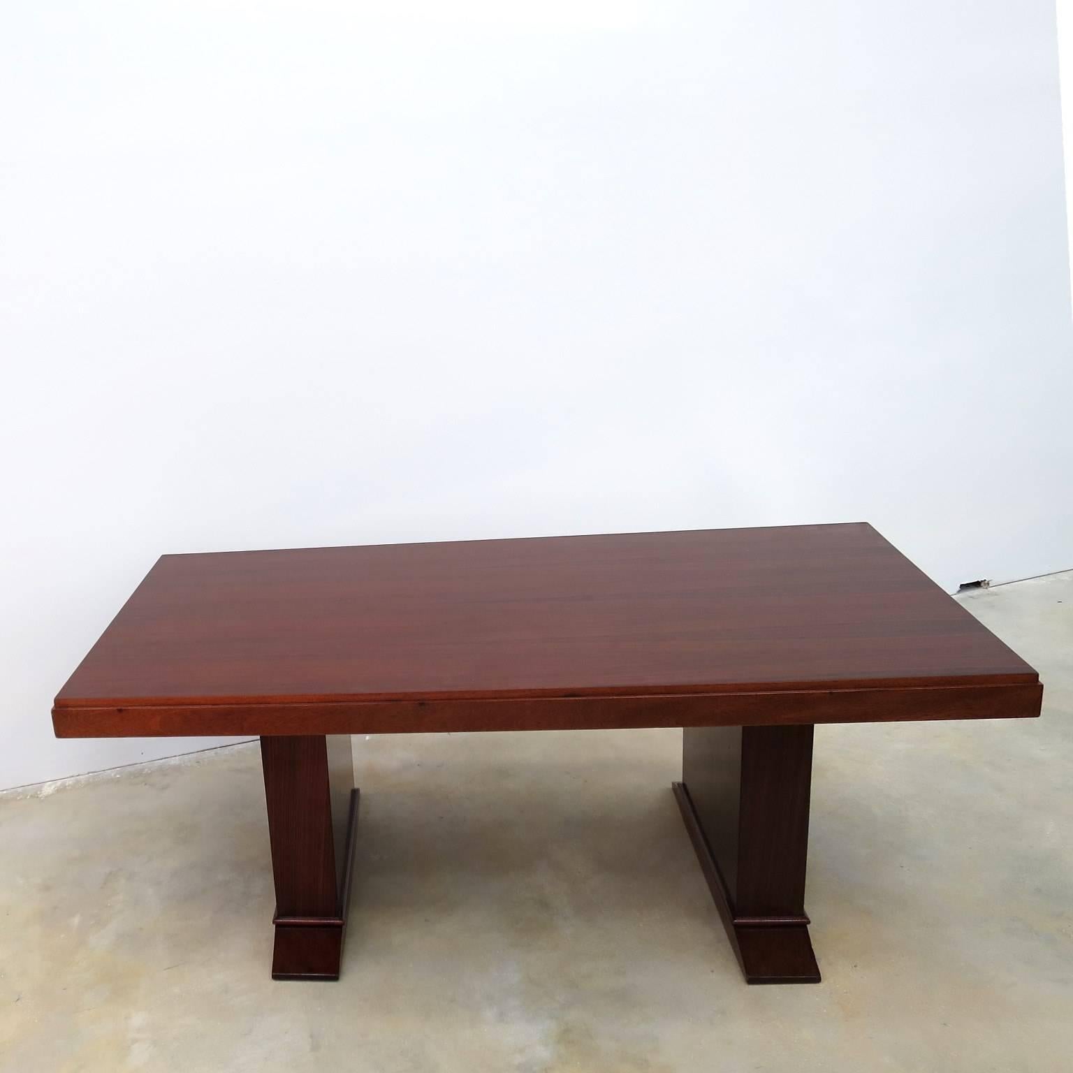 French Art Deco table in mahogany, very strict and elegant design.
Extensions possible at each bottom.